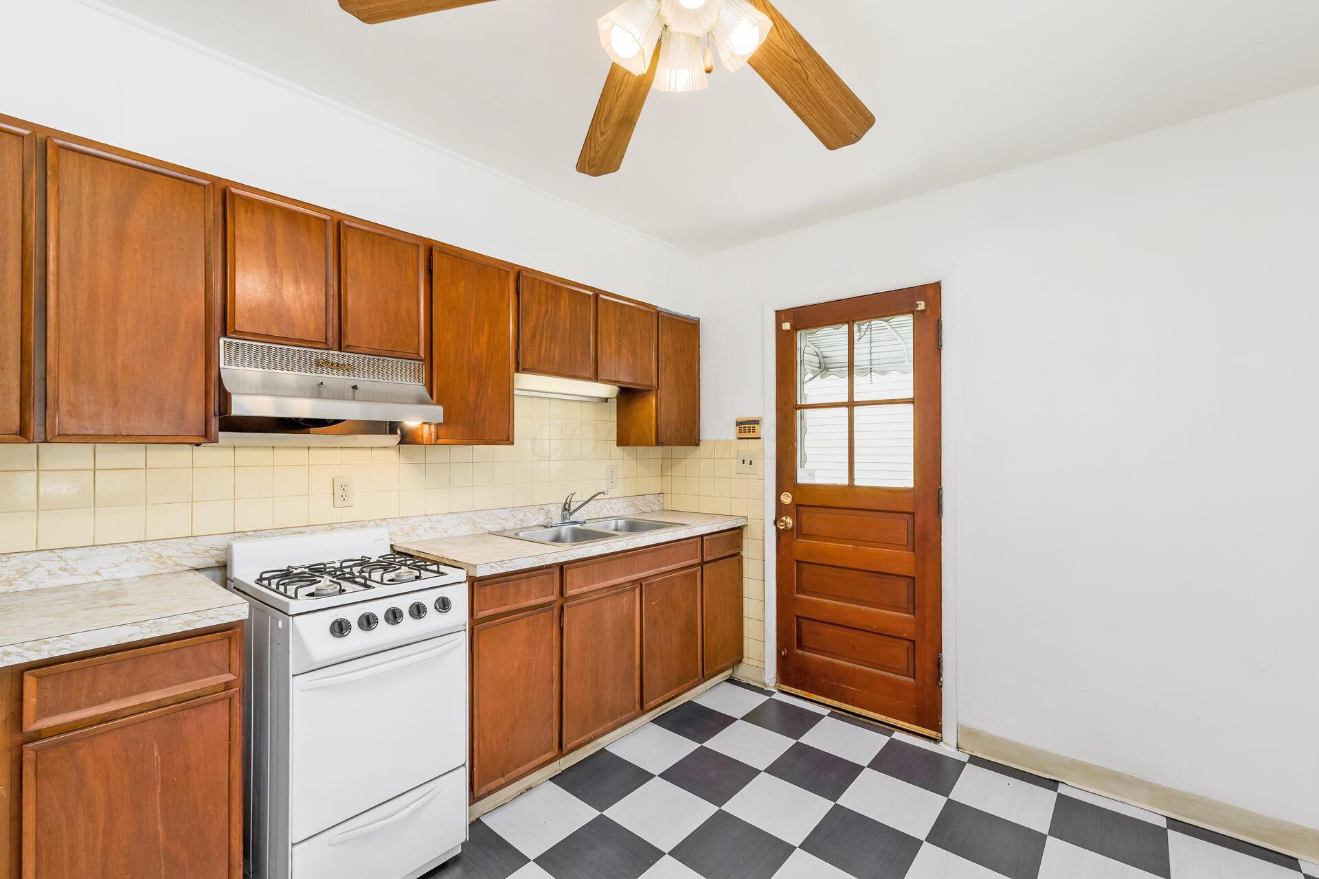 672 E Mithoff Street Property Photo 9