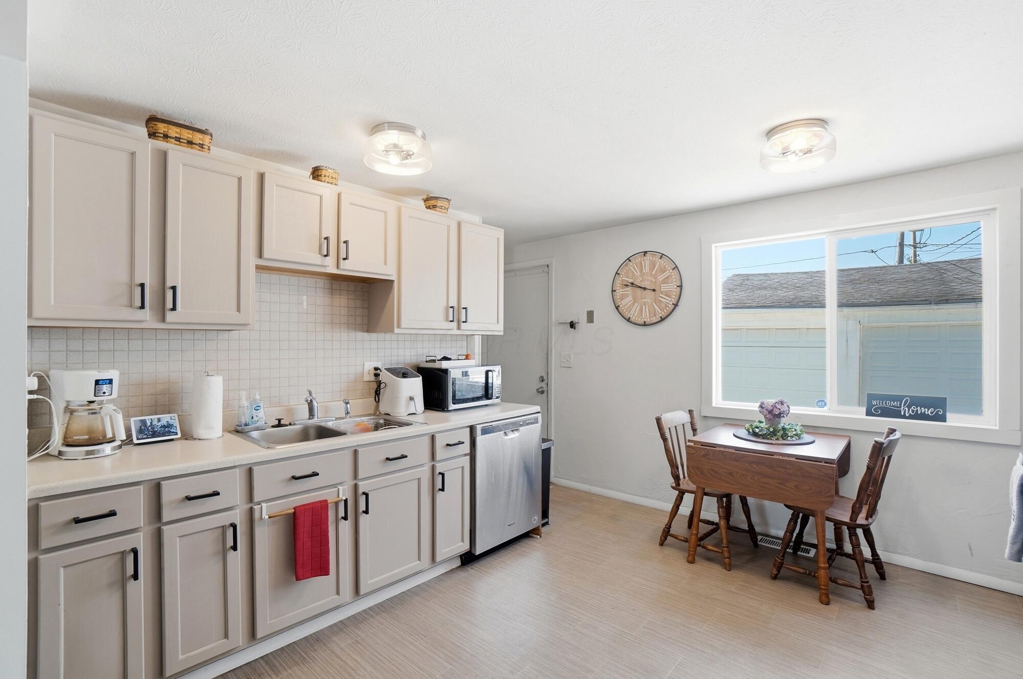 2093 Tupsfield Road Property Photo 8