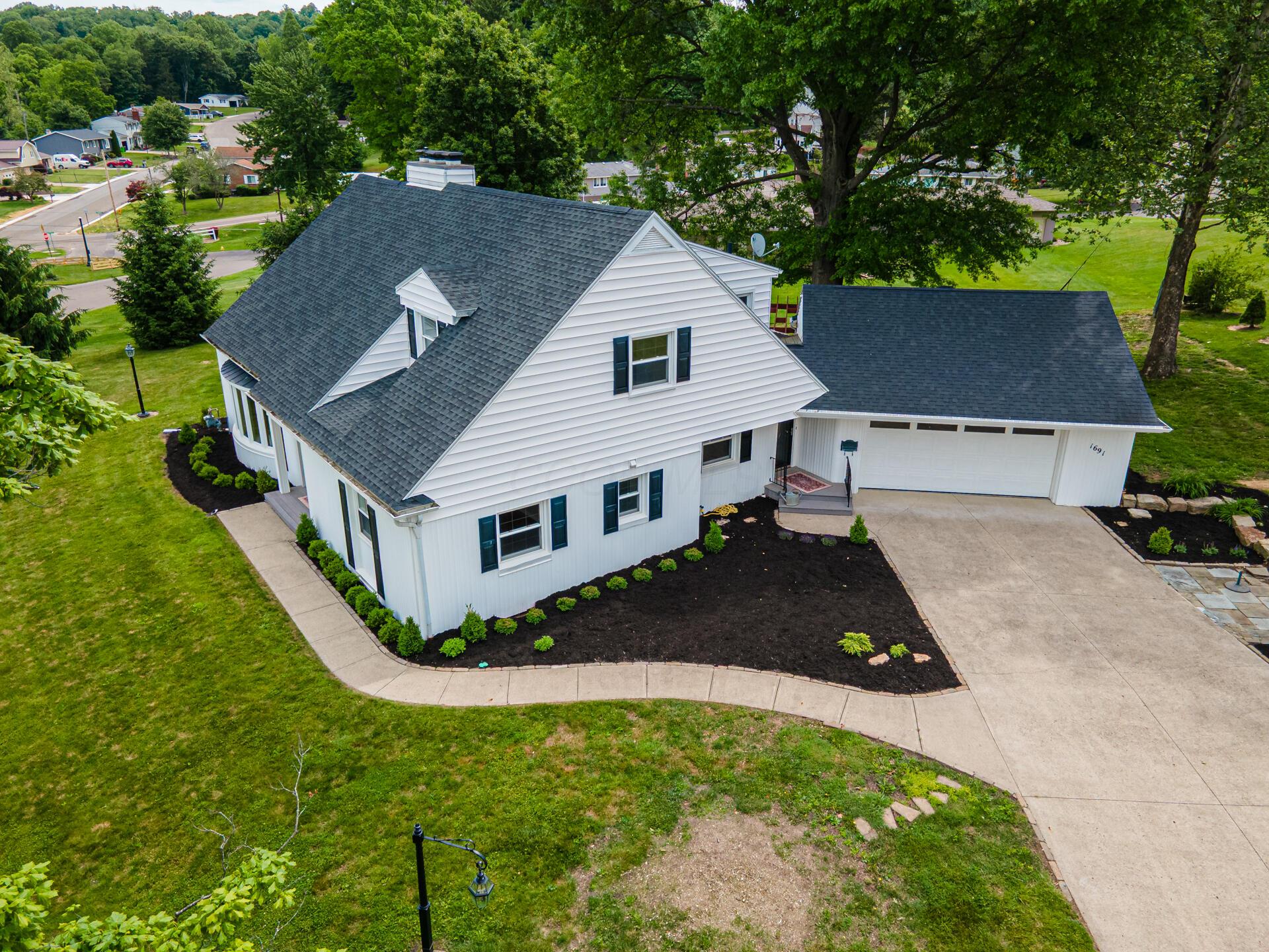 1691 Knob Hill Drive Property Photo 4