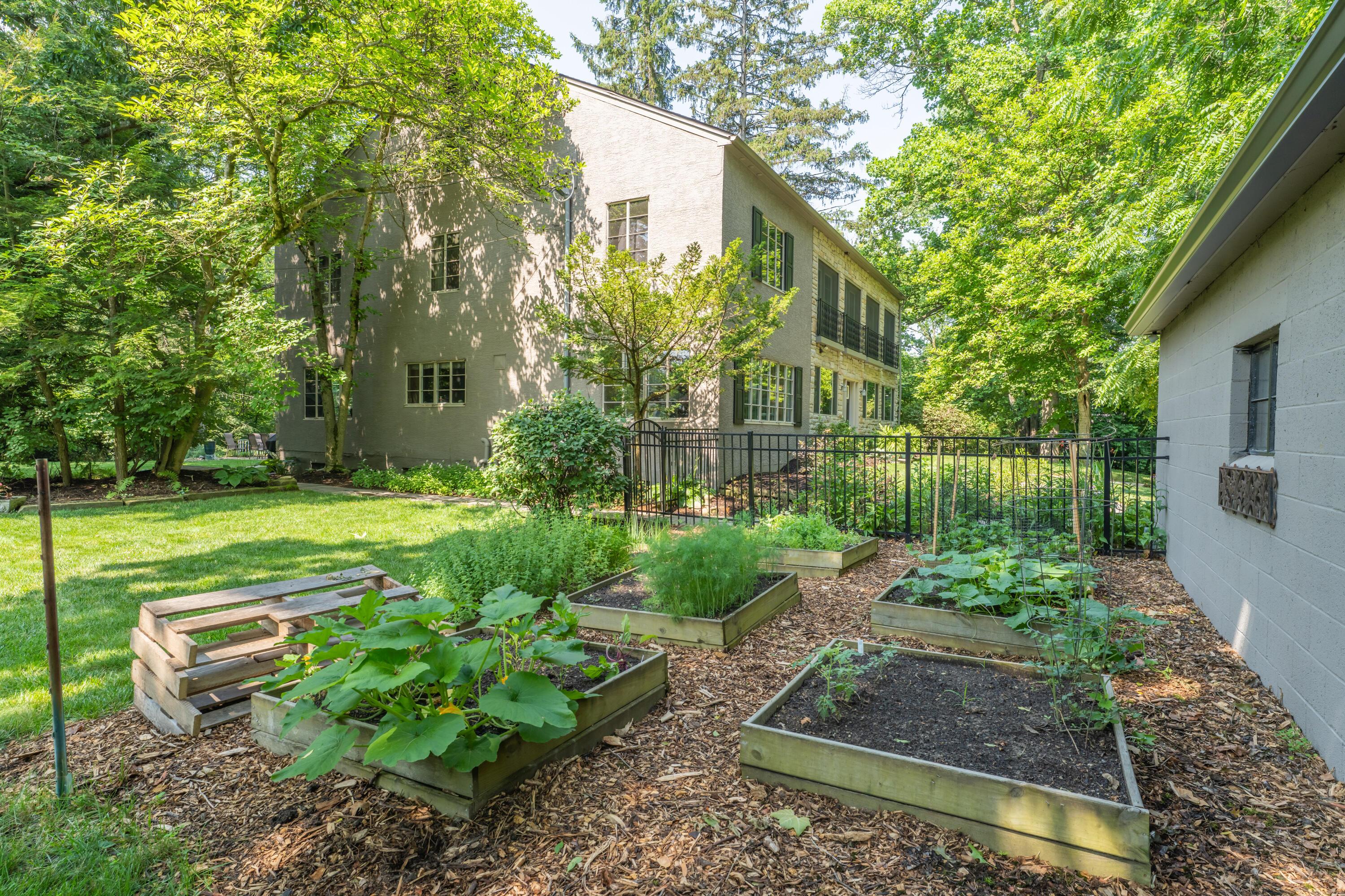 210 Euclid Avenue Property Photo 76