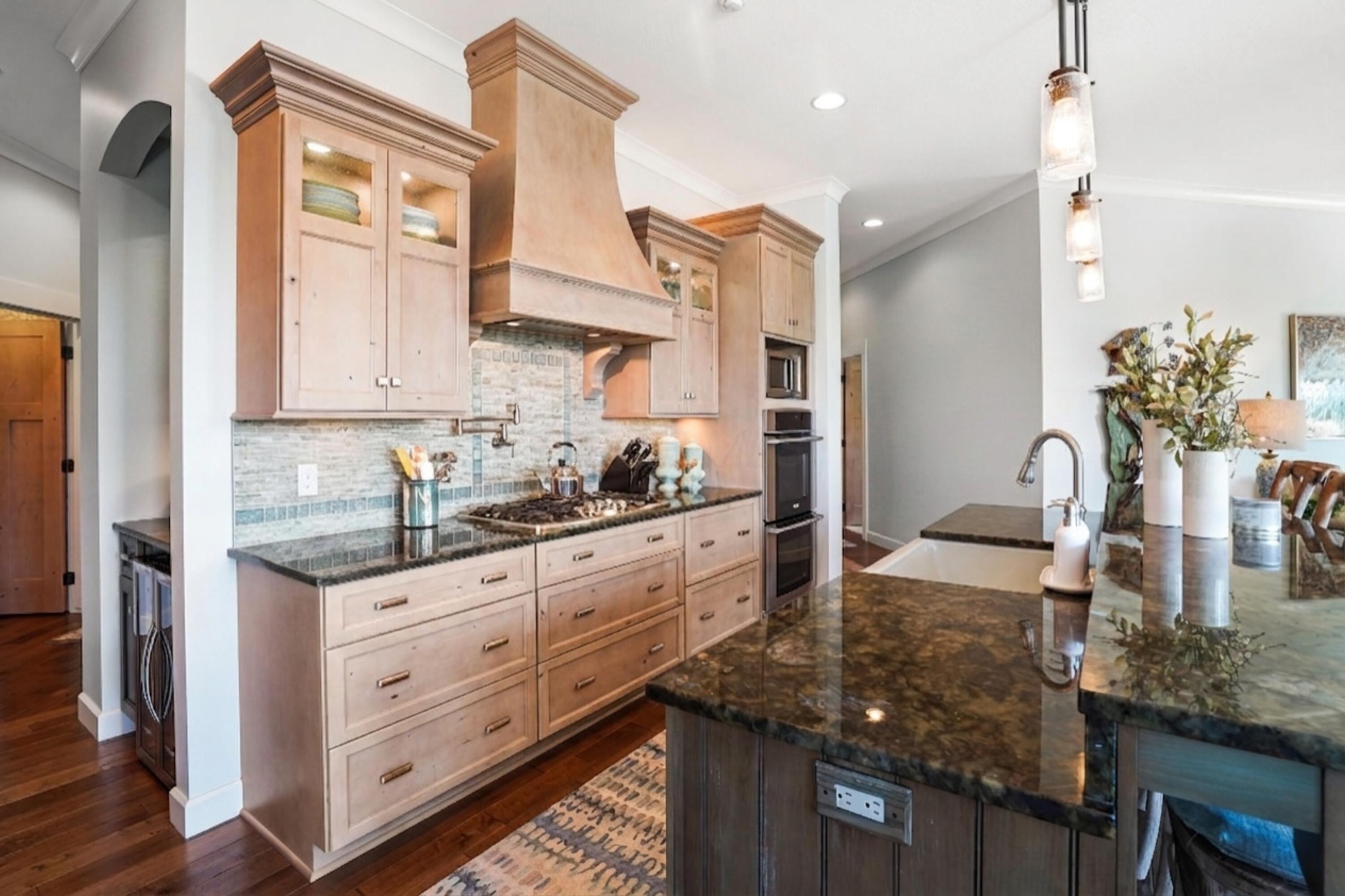 23018 Loop Road Property Photo 11