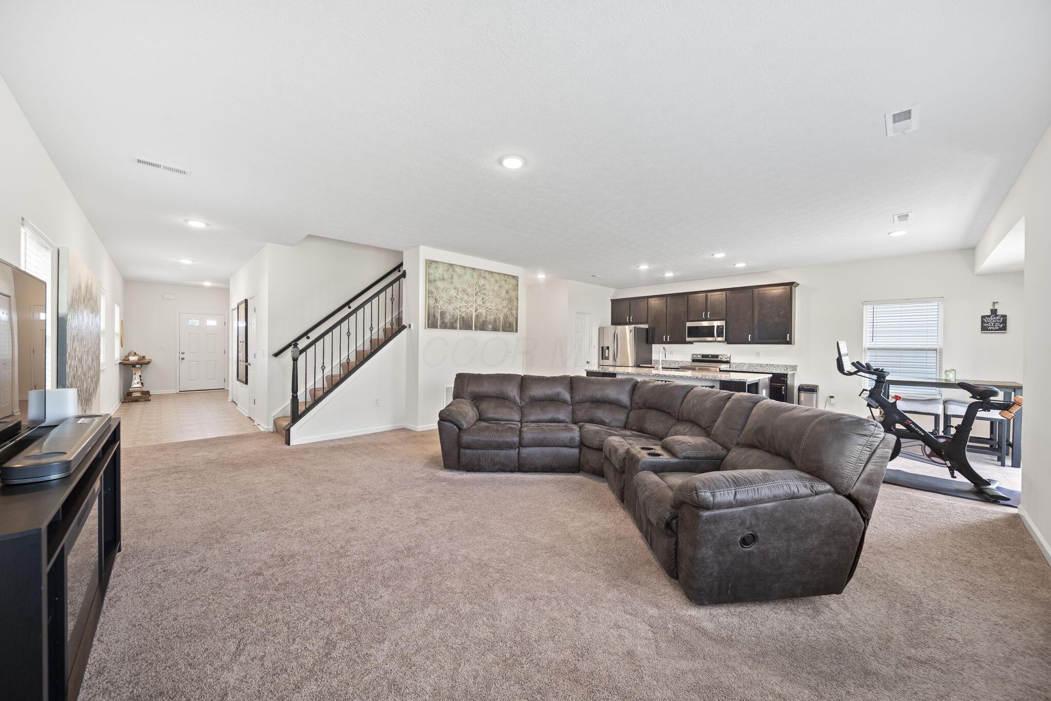 5387 Shannon Square Drive Property Photo 7