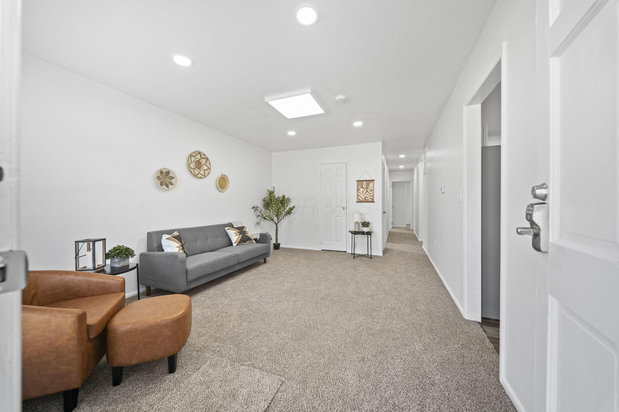 956 Jamaica Drive Property Photo 3