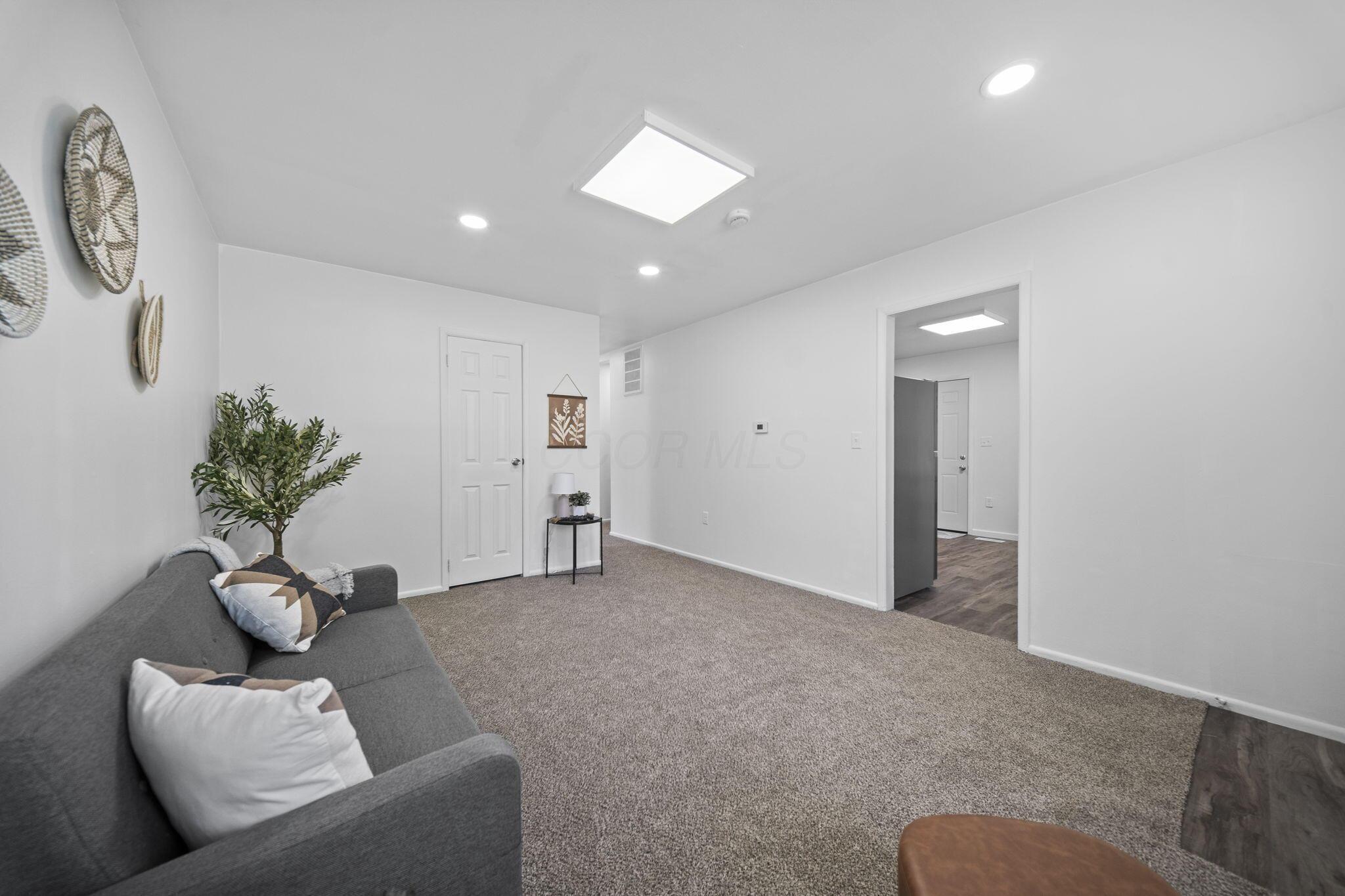 956 Jamaica Drive Property Photo 6