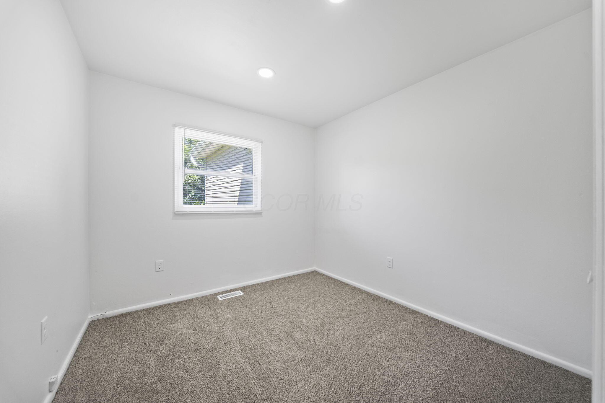 956 Jamaica Drive Property Photo 19