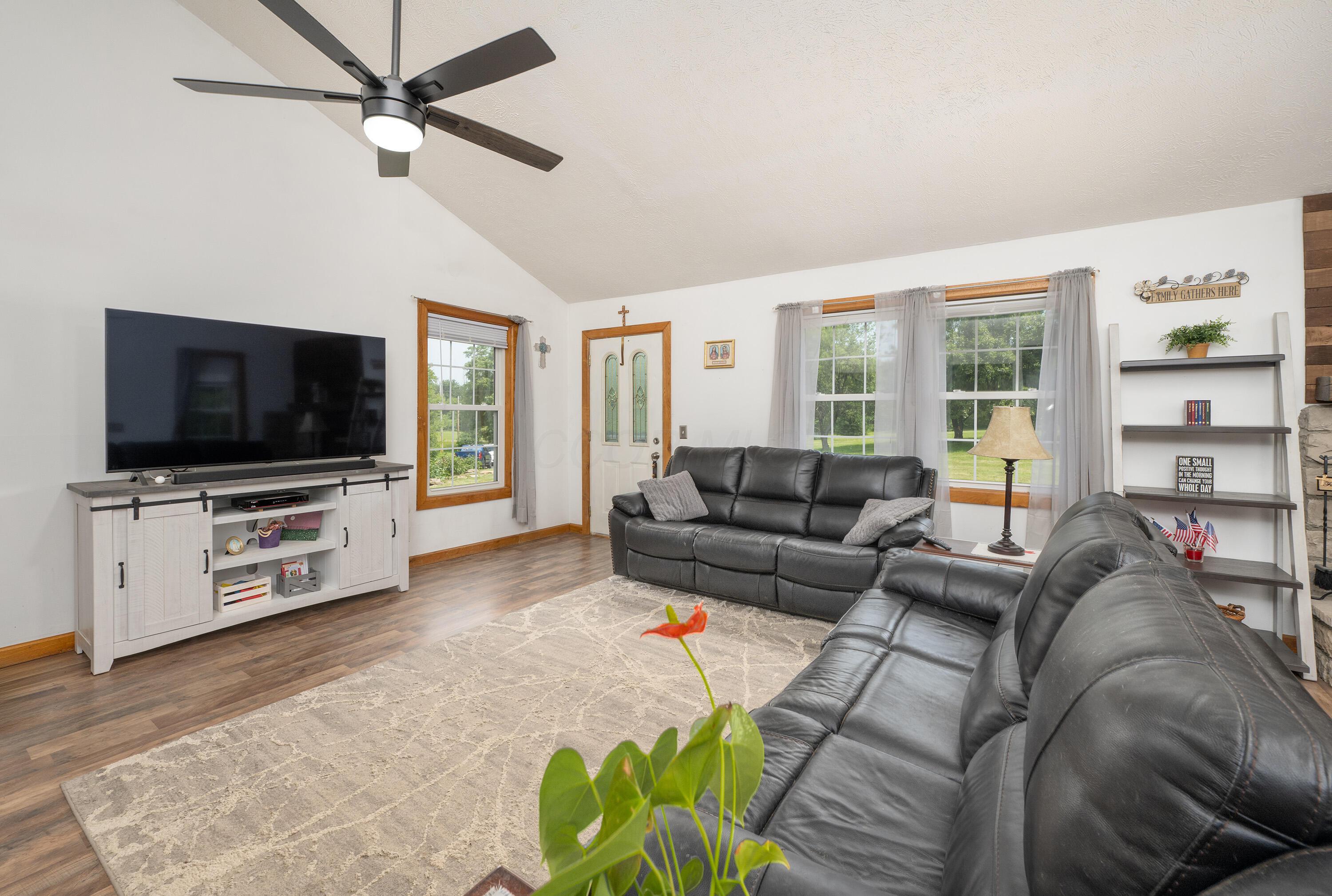 12345 Pleasant Valley Road Ne Property Photo 12