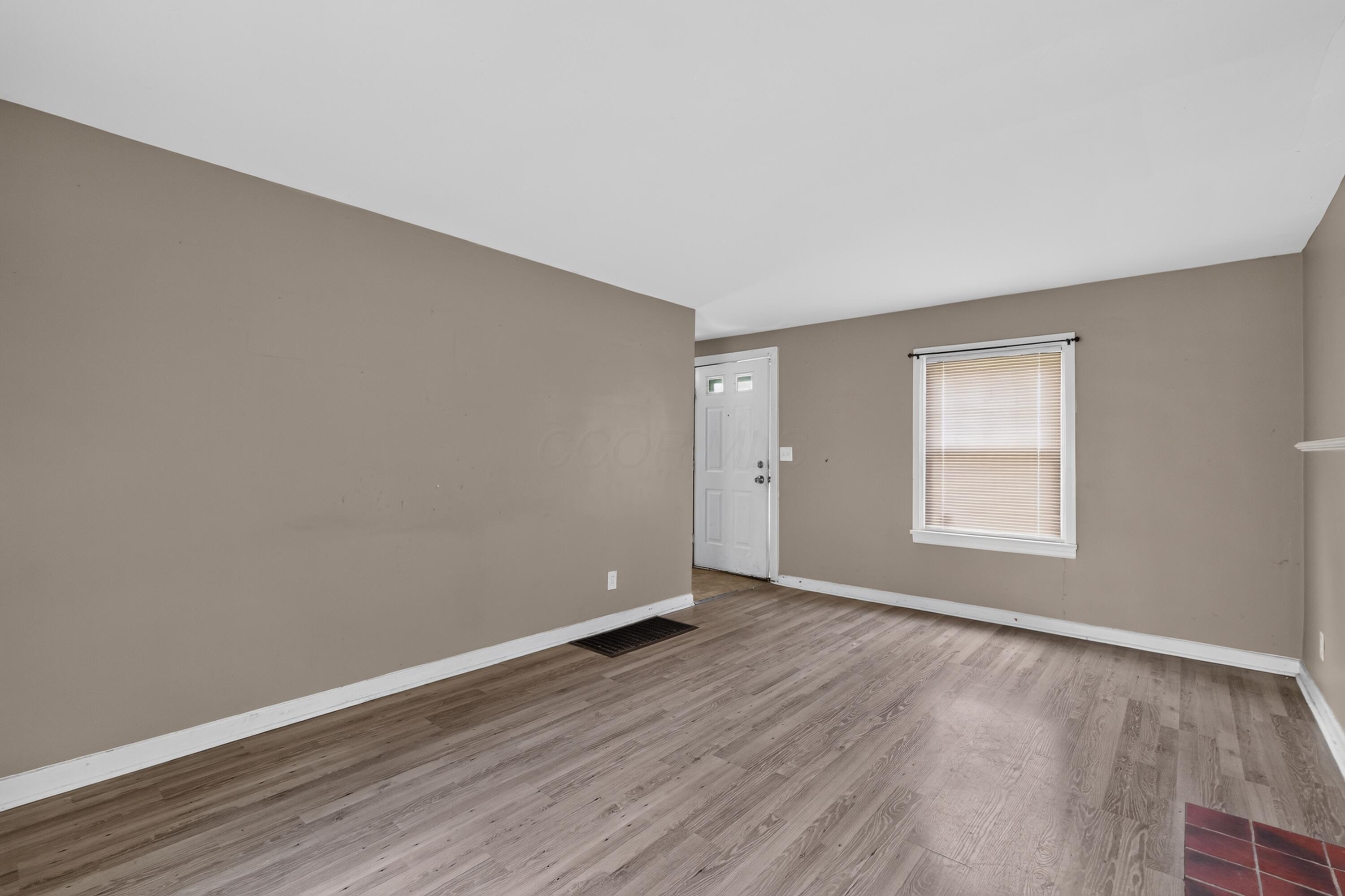 594 S Hampton Road Property Photo 4
