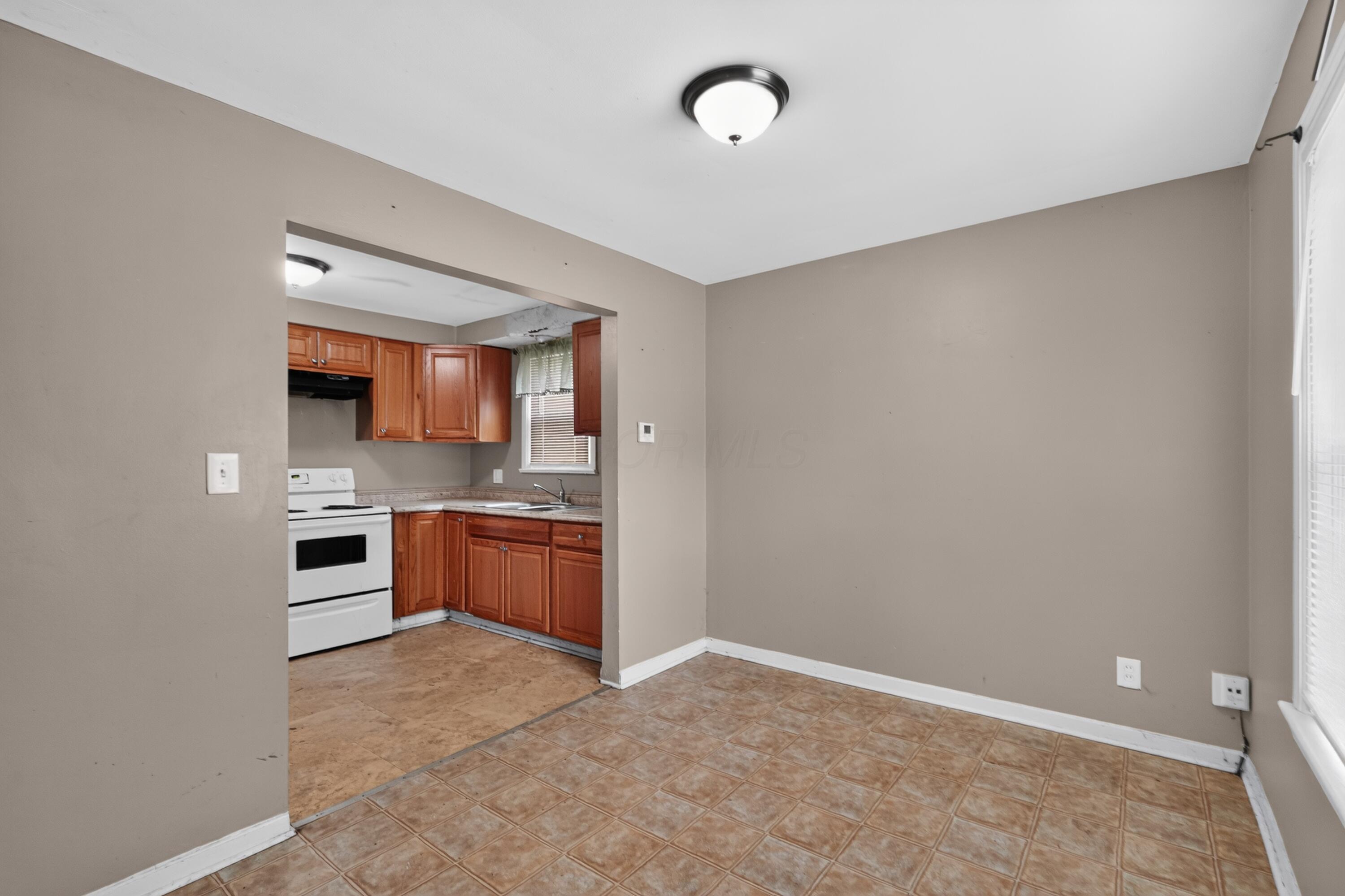 594 S Hampton Road Property Photo 9