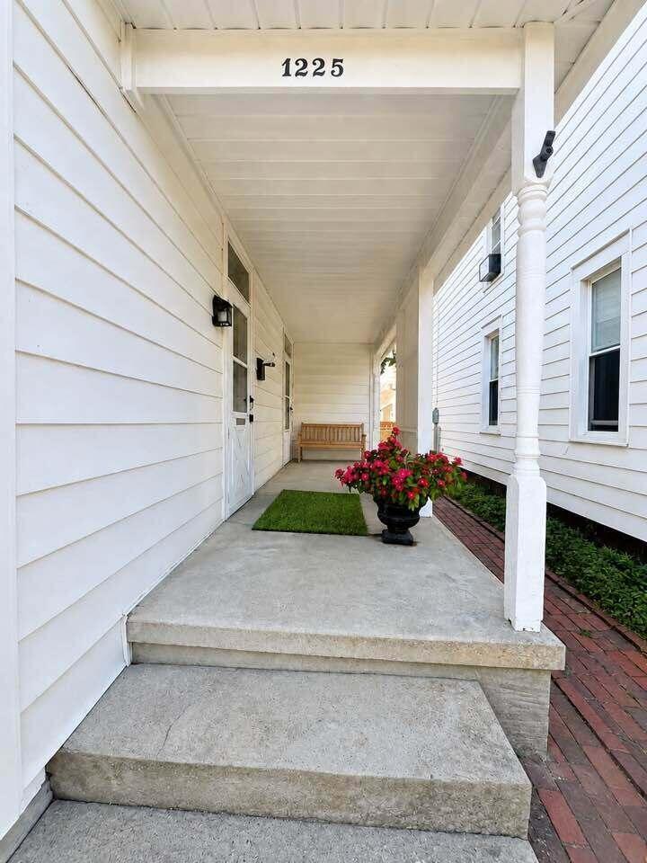 1225 E Chestnut Street Property Photo 2