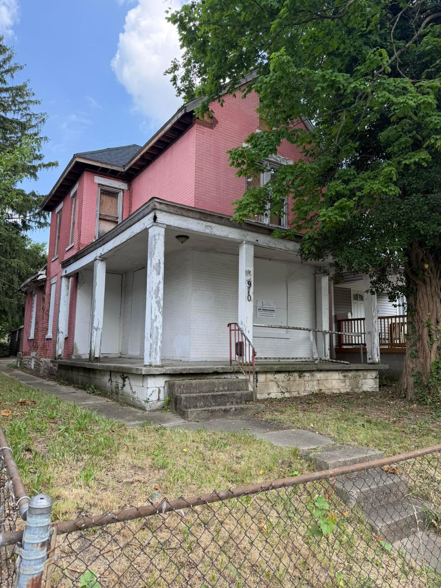 910 S Champion Avenue Property Photo 1