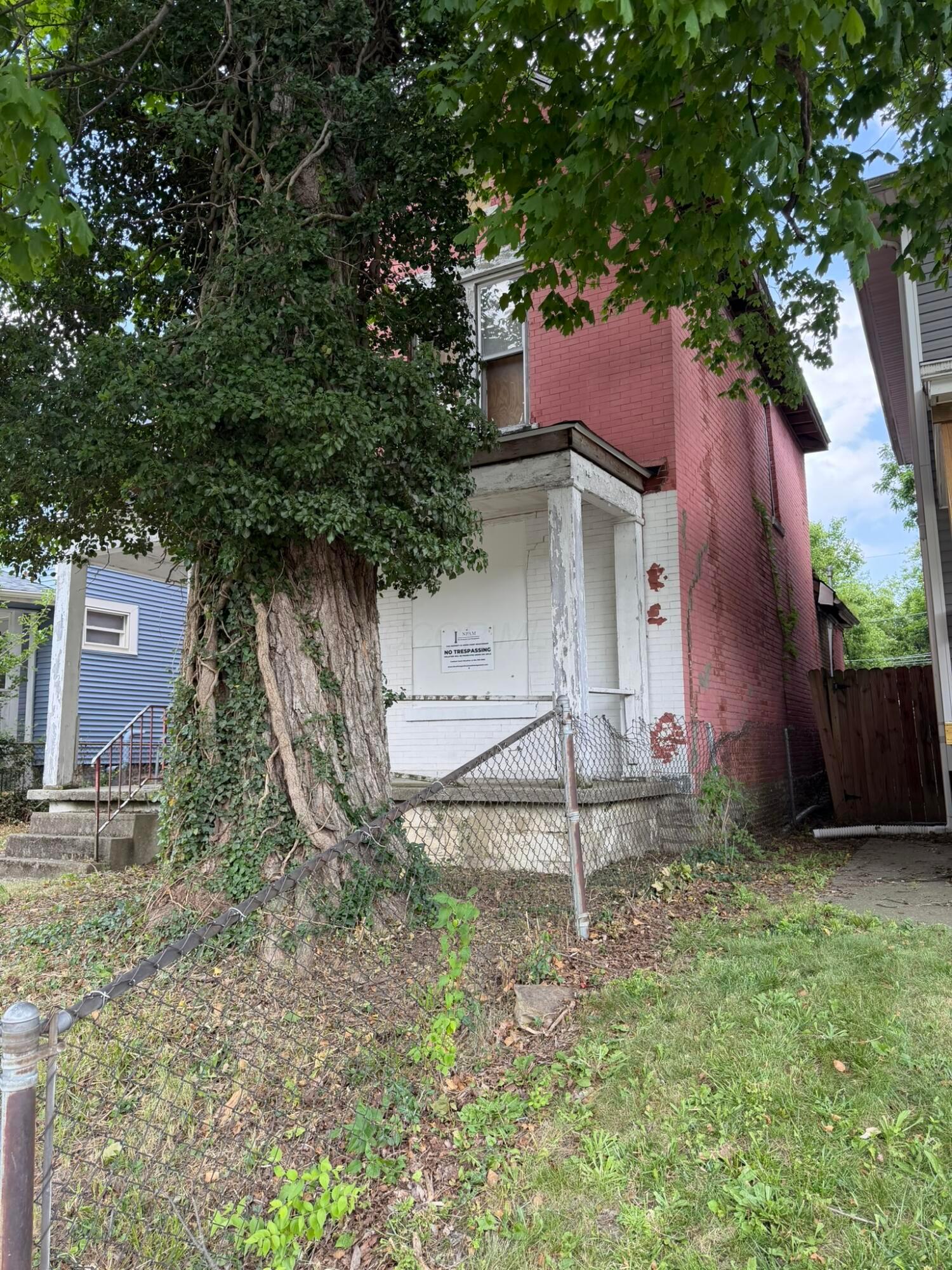 910 S Champion Avenue Property Photo 2