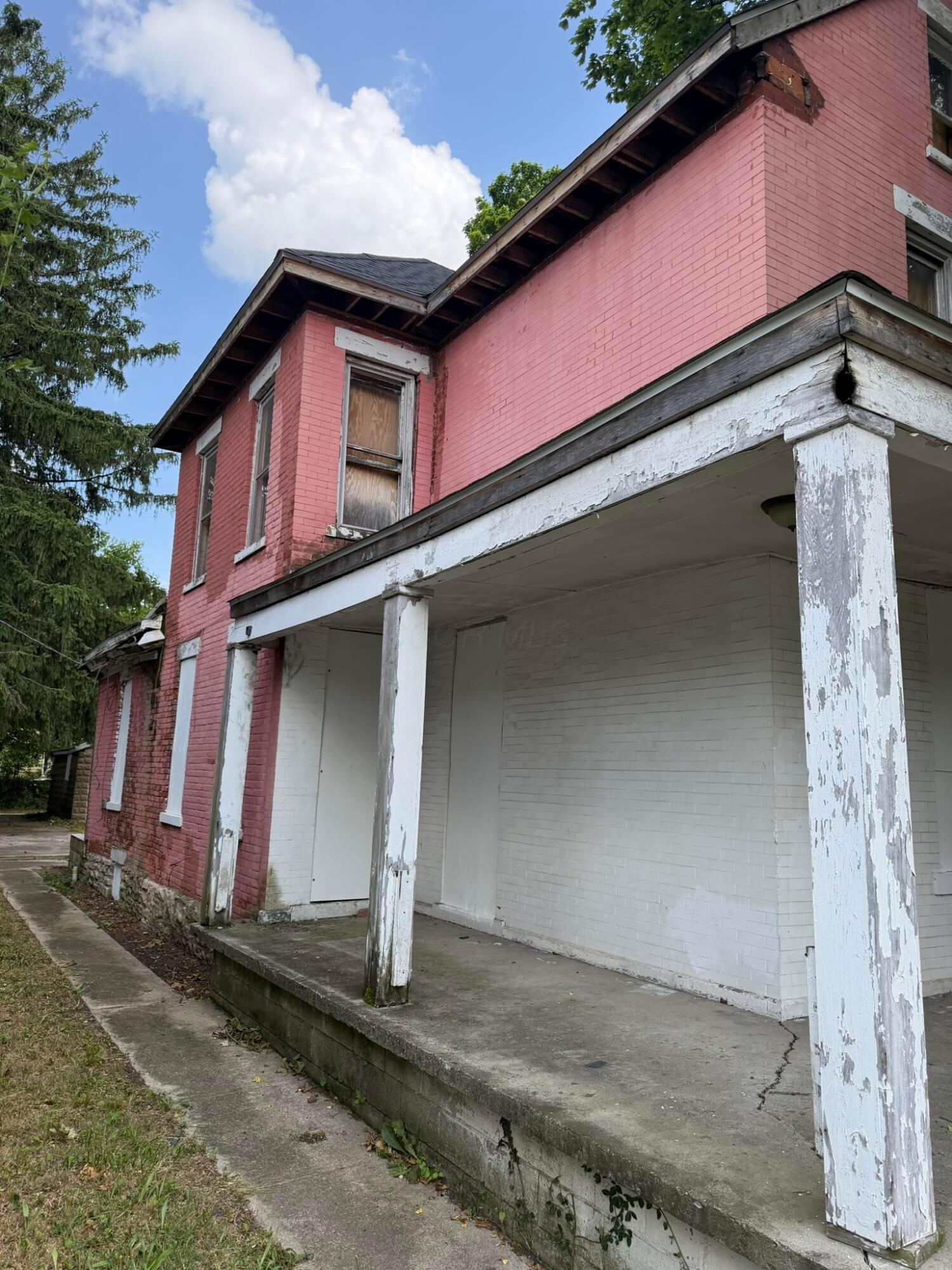 910 S Champion Avenue Property Photo 3