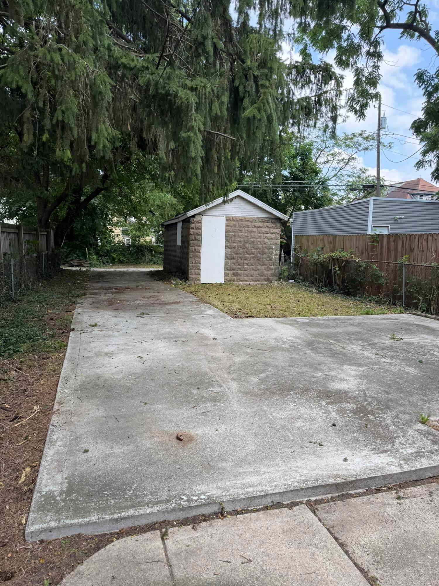 910 S Champion Avenue Property Photo 4