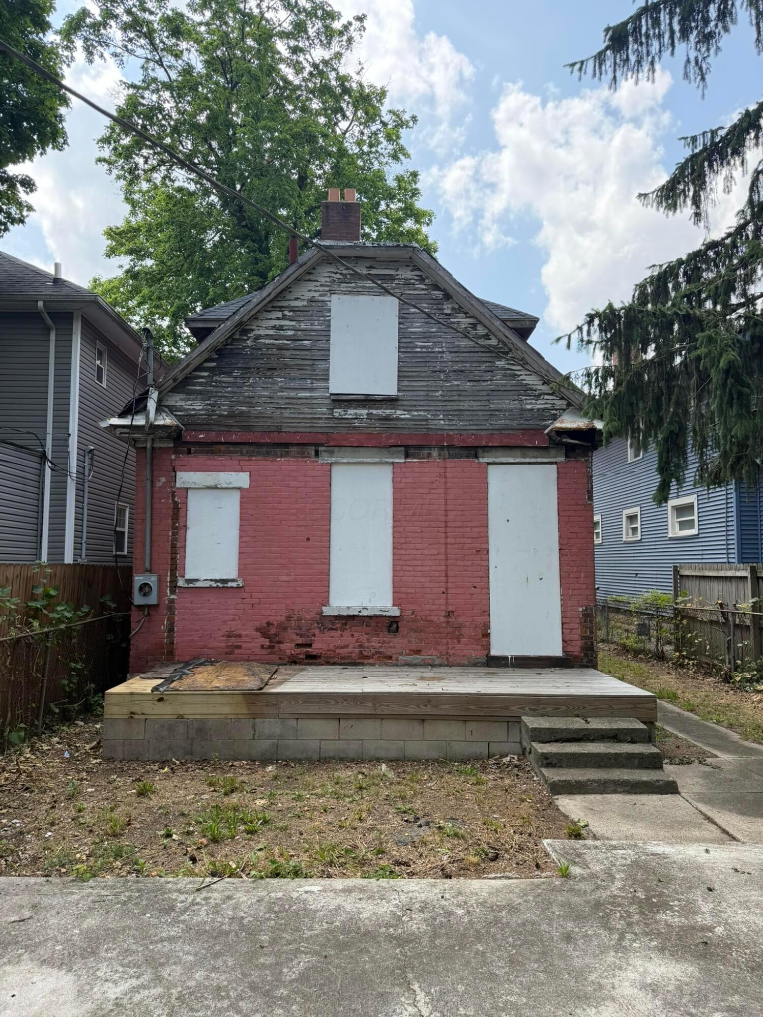 910 S Champion Avenue Property Photo 5