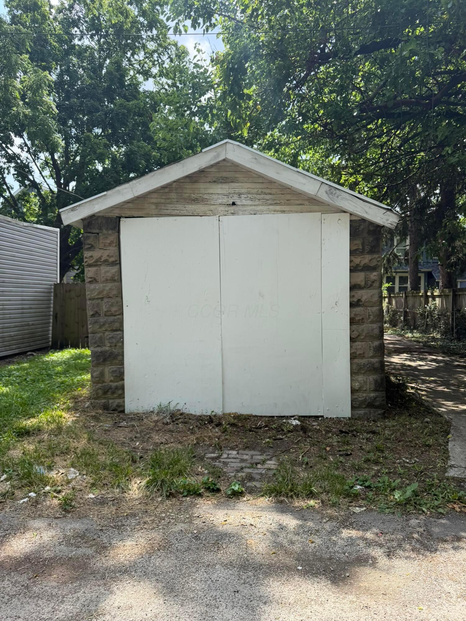 910 S Champion Avenue Property Photo 6