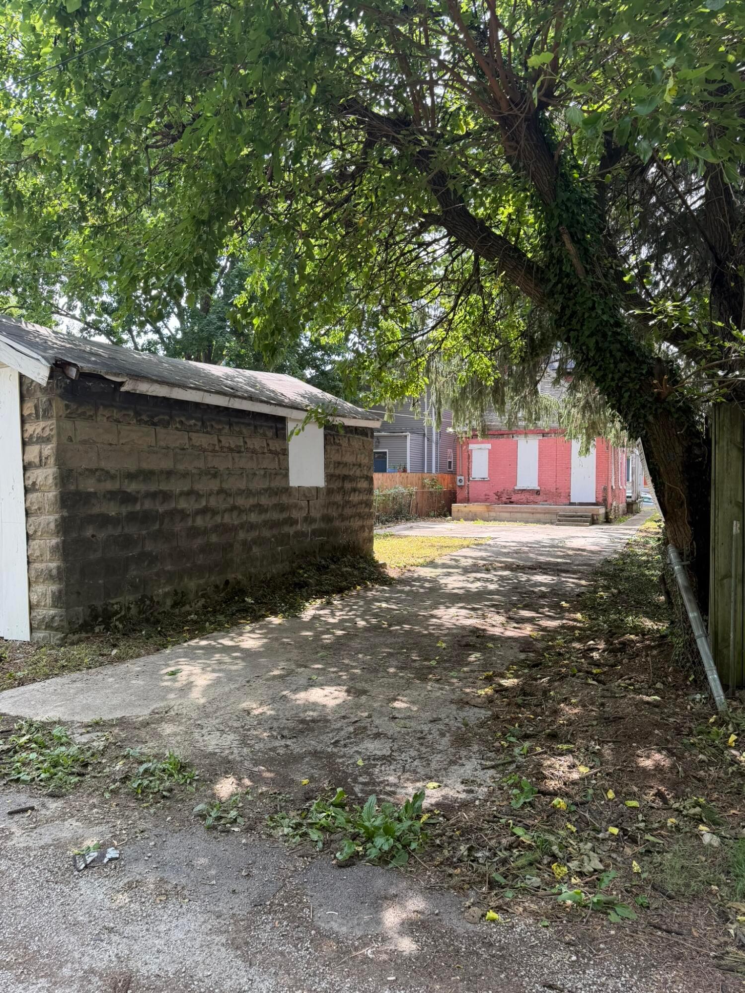 910 S Champion Avenue Property Photo 8