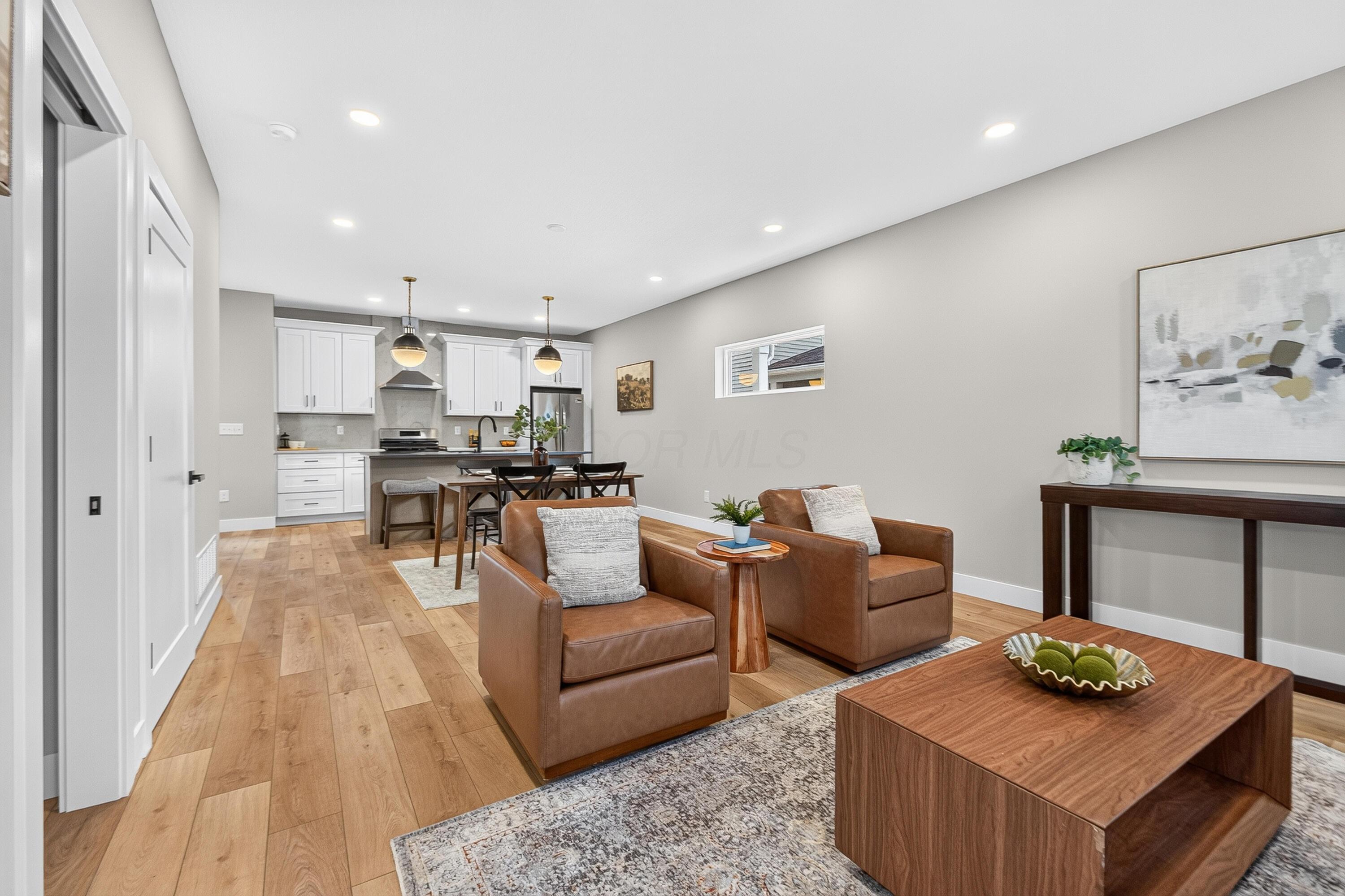 977 Oak Street Property Photo 4