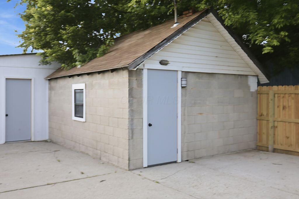 18 E Oak Street Property Photo 3