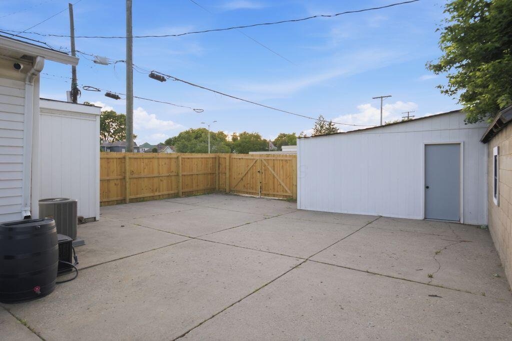18 E Oak Street Property Photo 4
