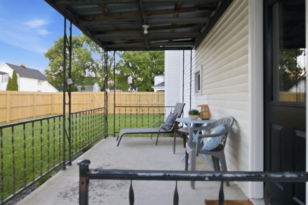 18 E Oak Street Property Photo 7