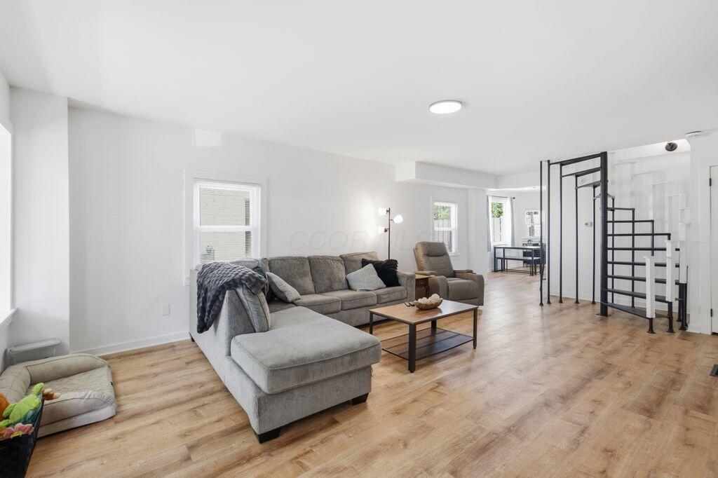 18 E Oak Street Property Photo 12