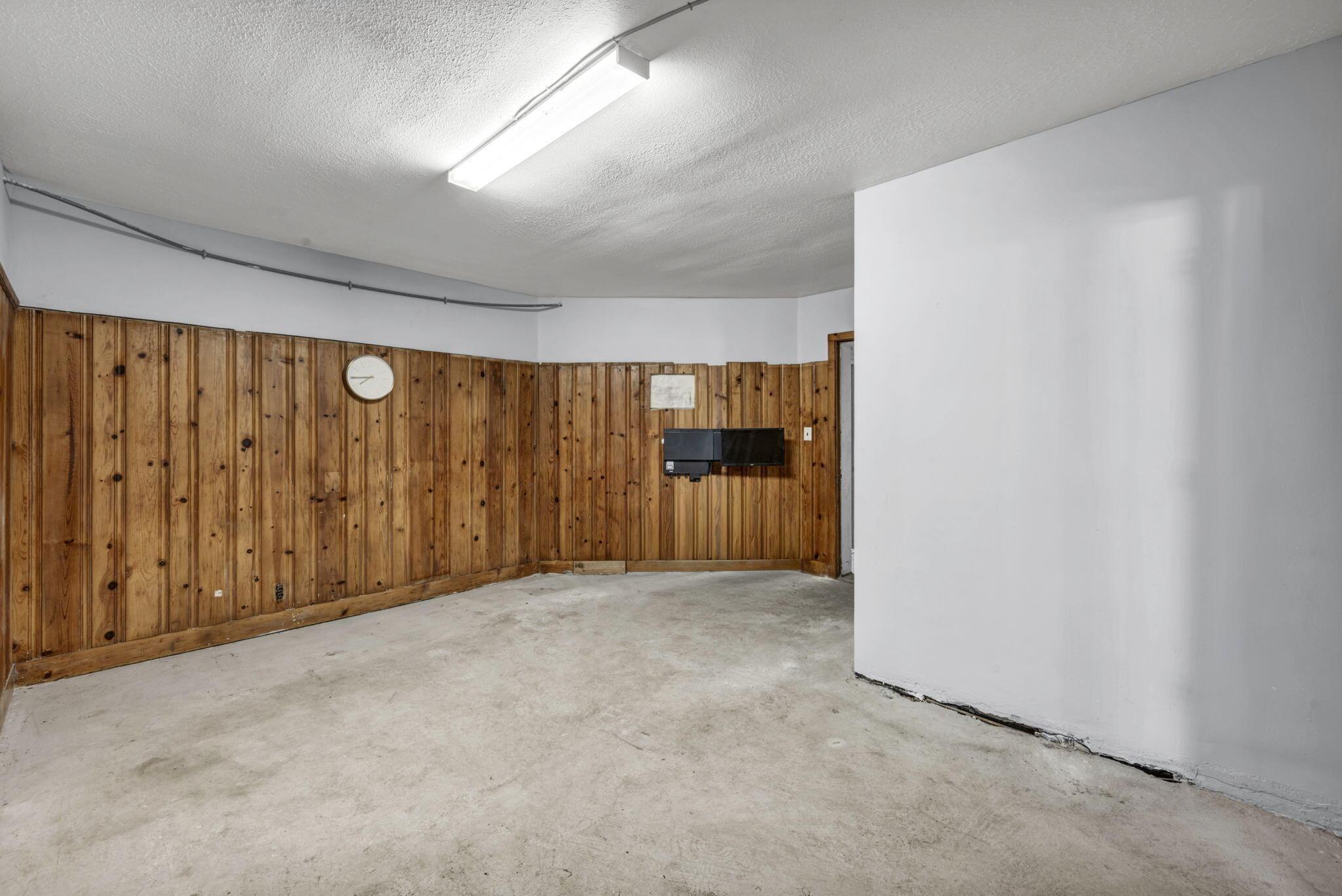 226022444 Property Photo 28