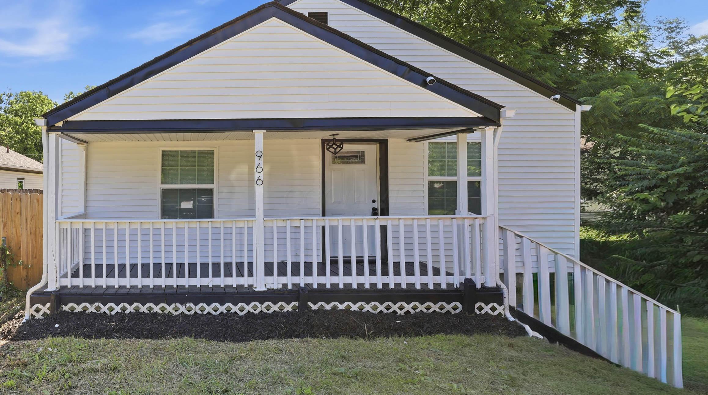 966 Whitethorne Avenue Property Photo 2