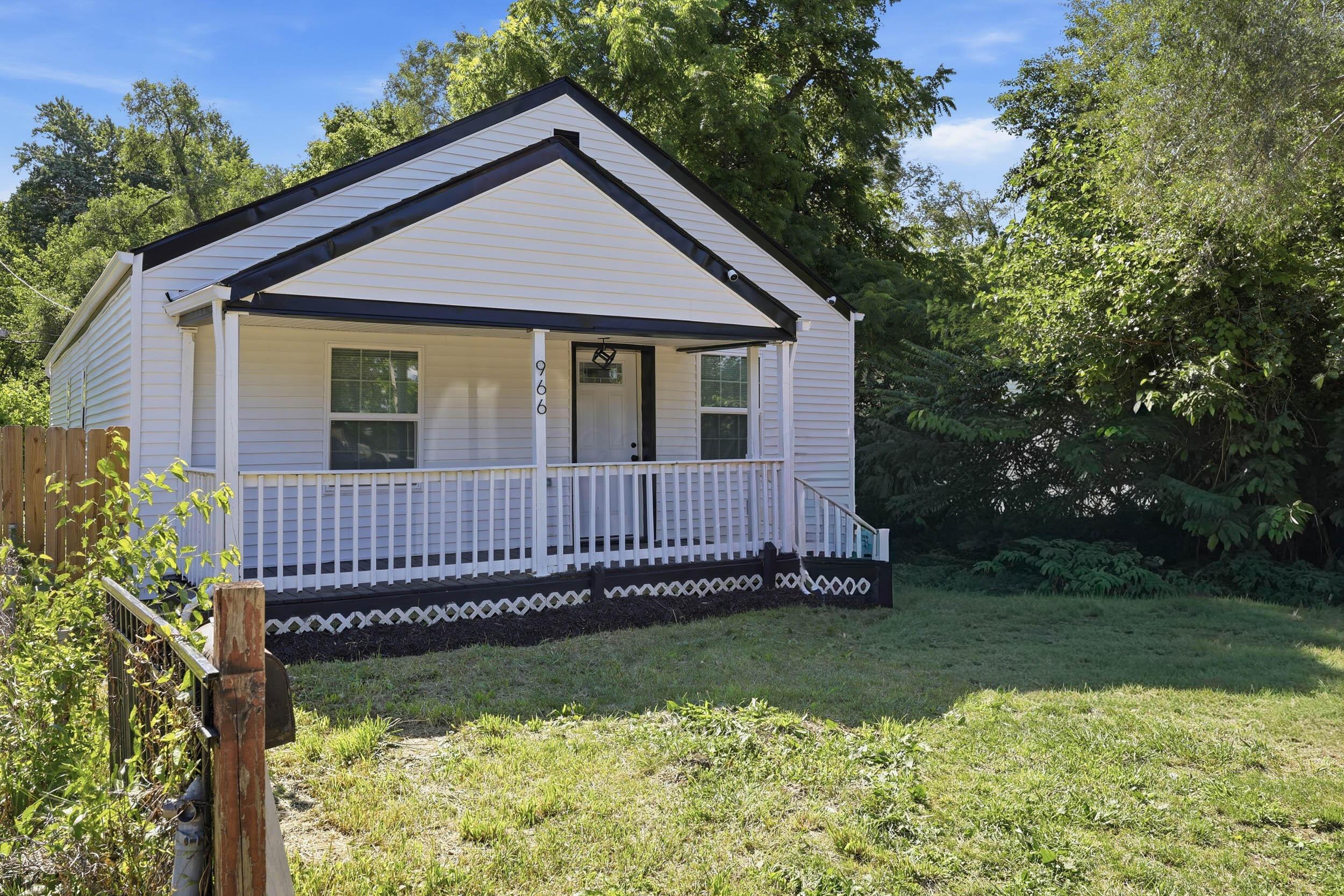966 Whitethorne Avenue Property Photo 3