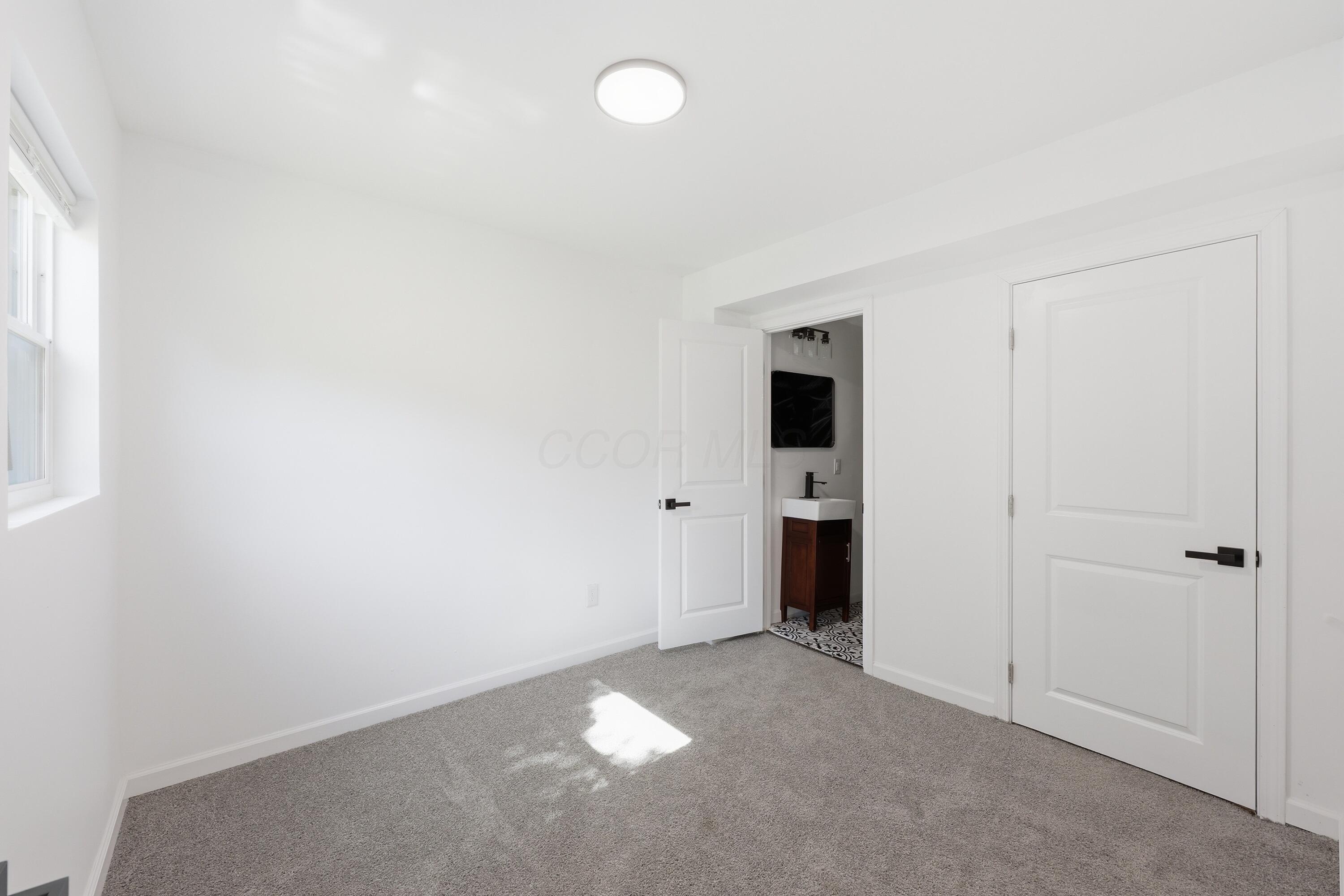 966 Whitethorne Avenue Property Photo 15