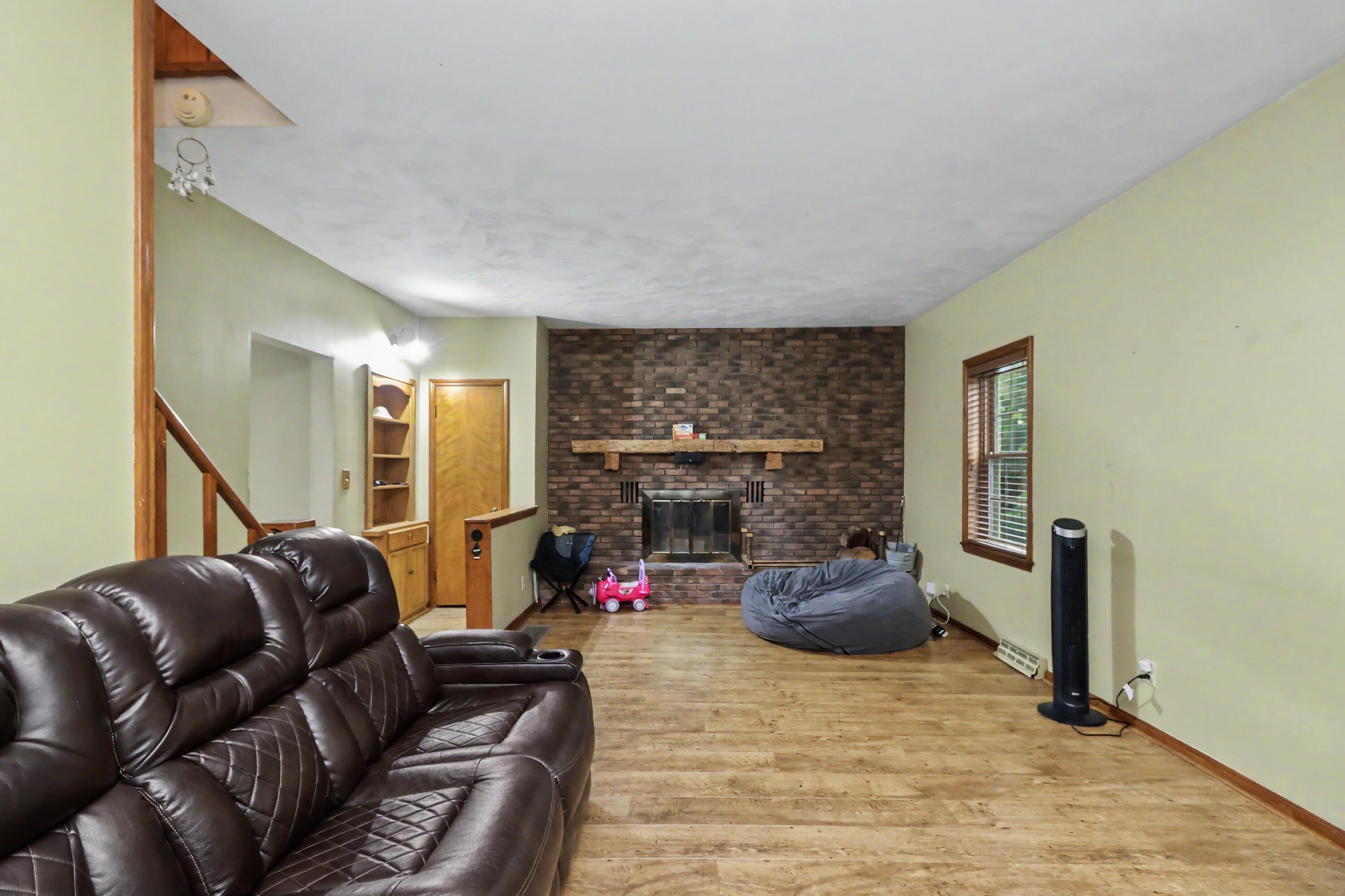 2444 Kings Corners Road E Property Photo 11