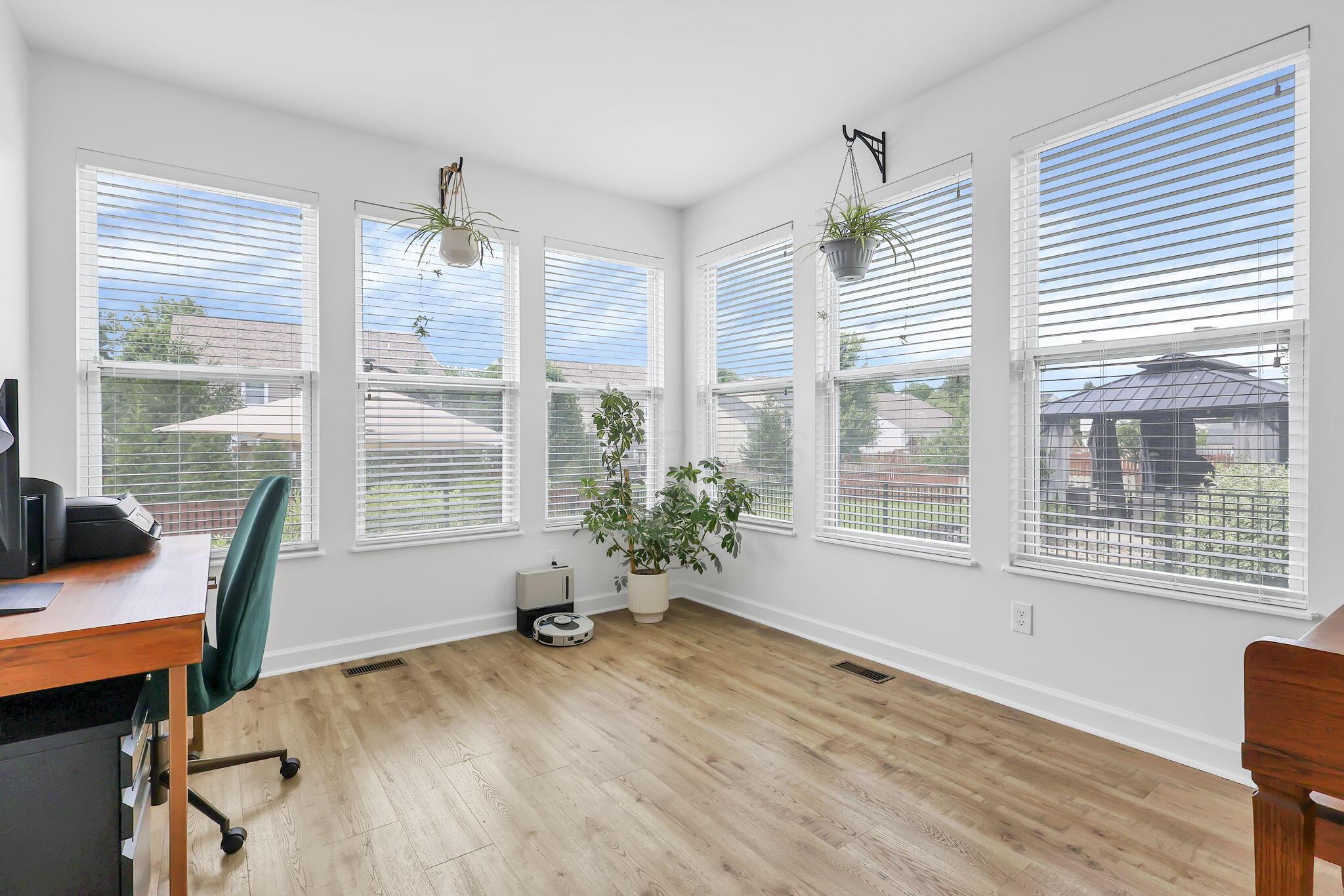 596 Herrogate Square Property Photo 7