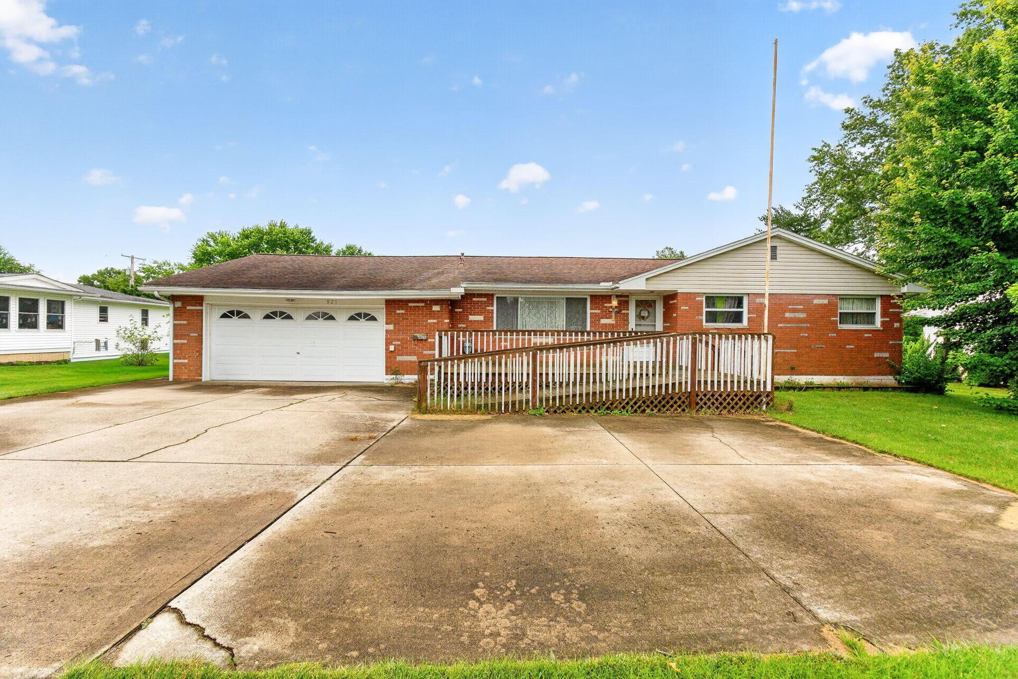 925 Collins Avenue Property Photo 1