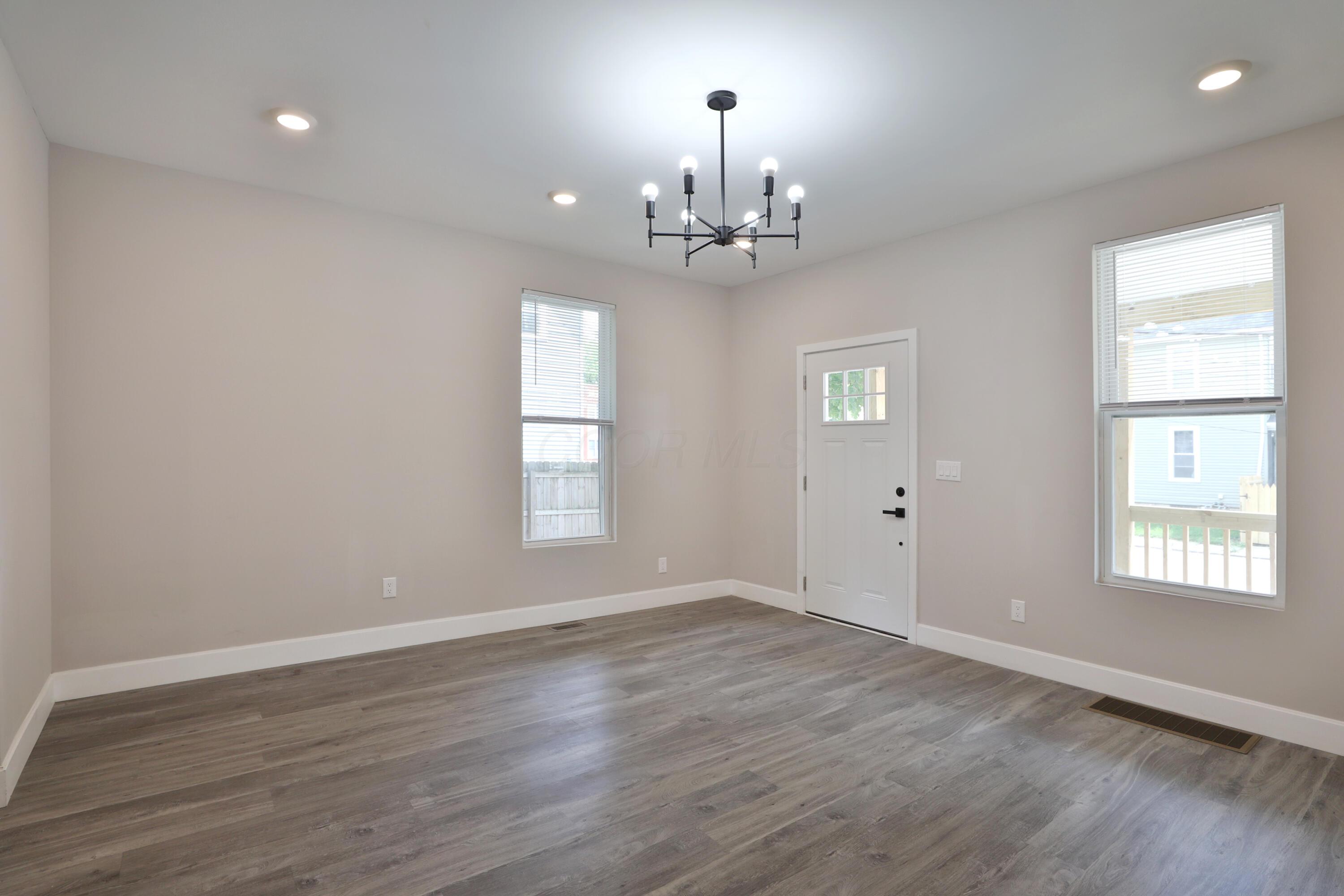 1140 E Mound Street Property Photo 7