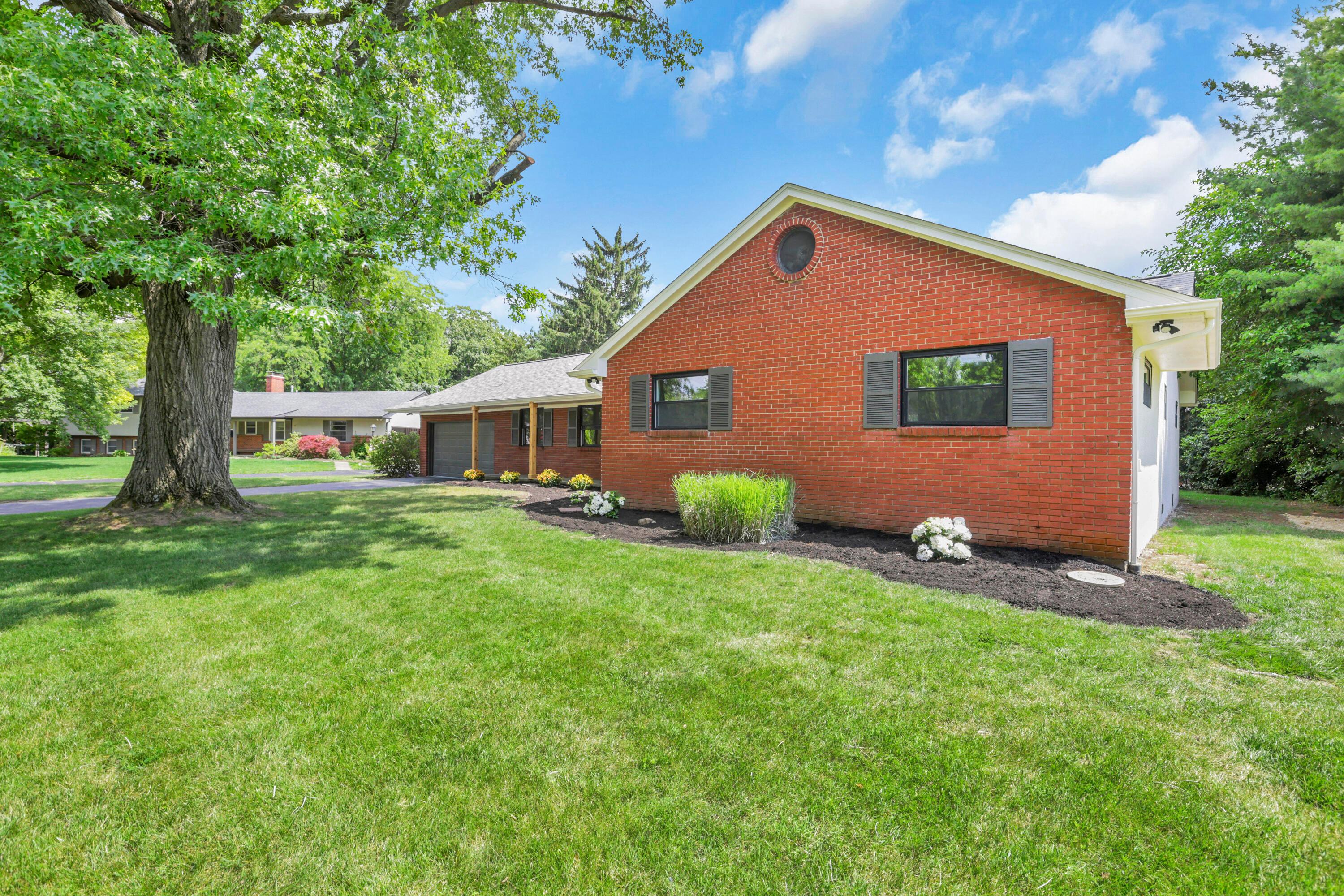 1285 Kingsgate Road Property Photo 3