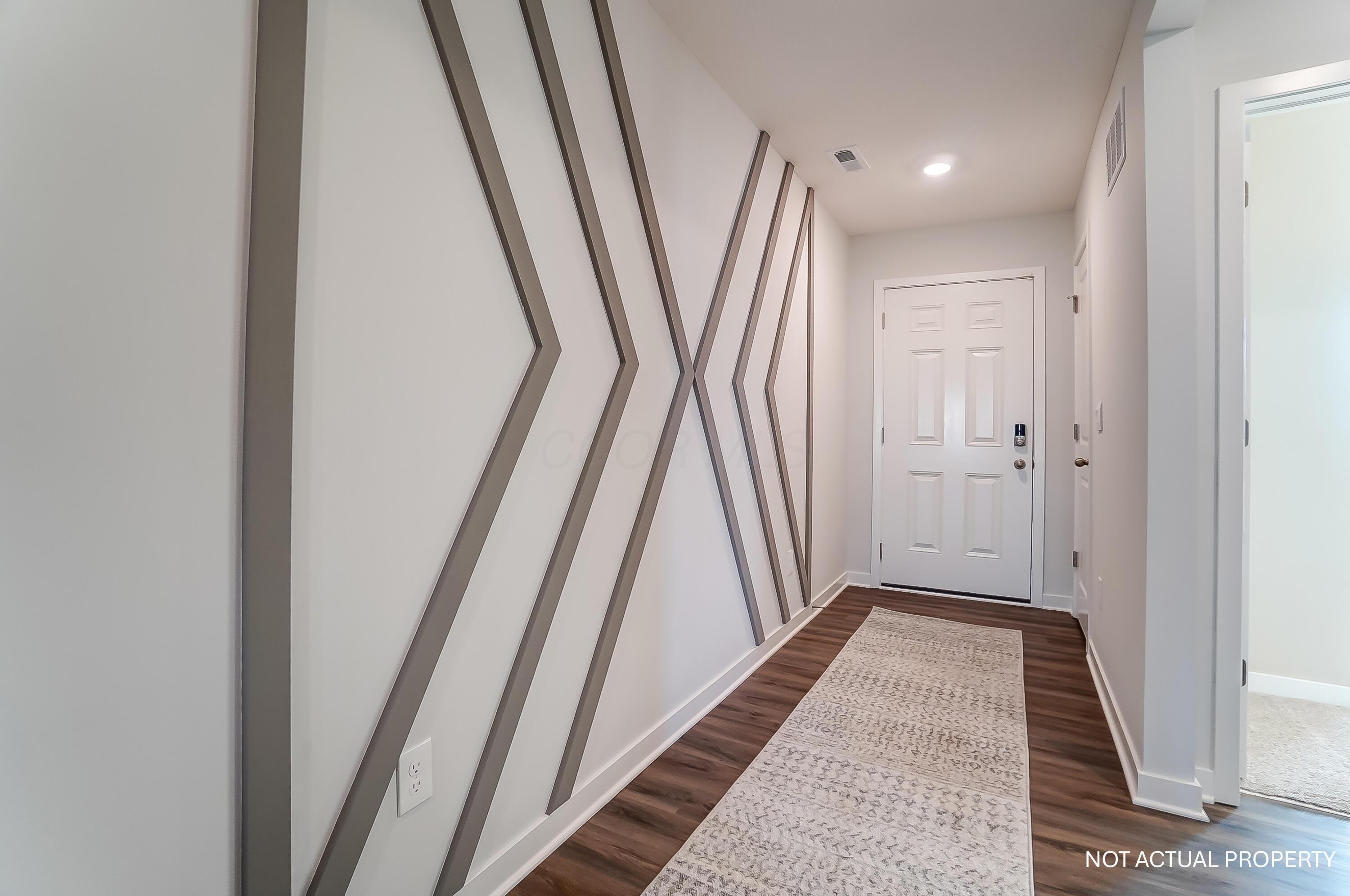 1129 Sherwood Loop Property Photo 3