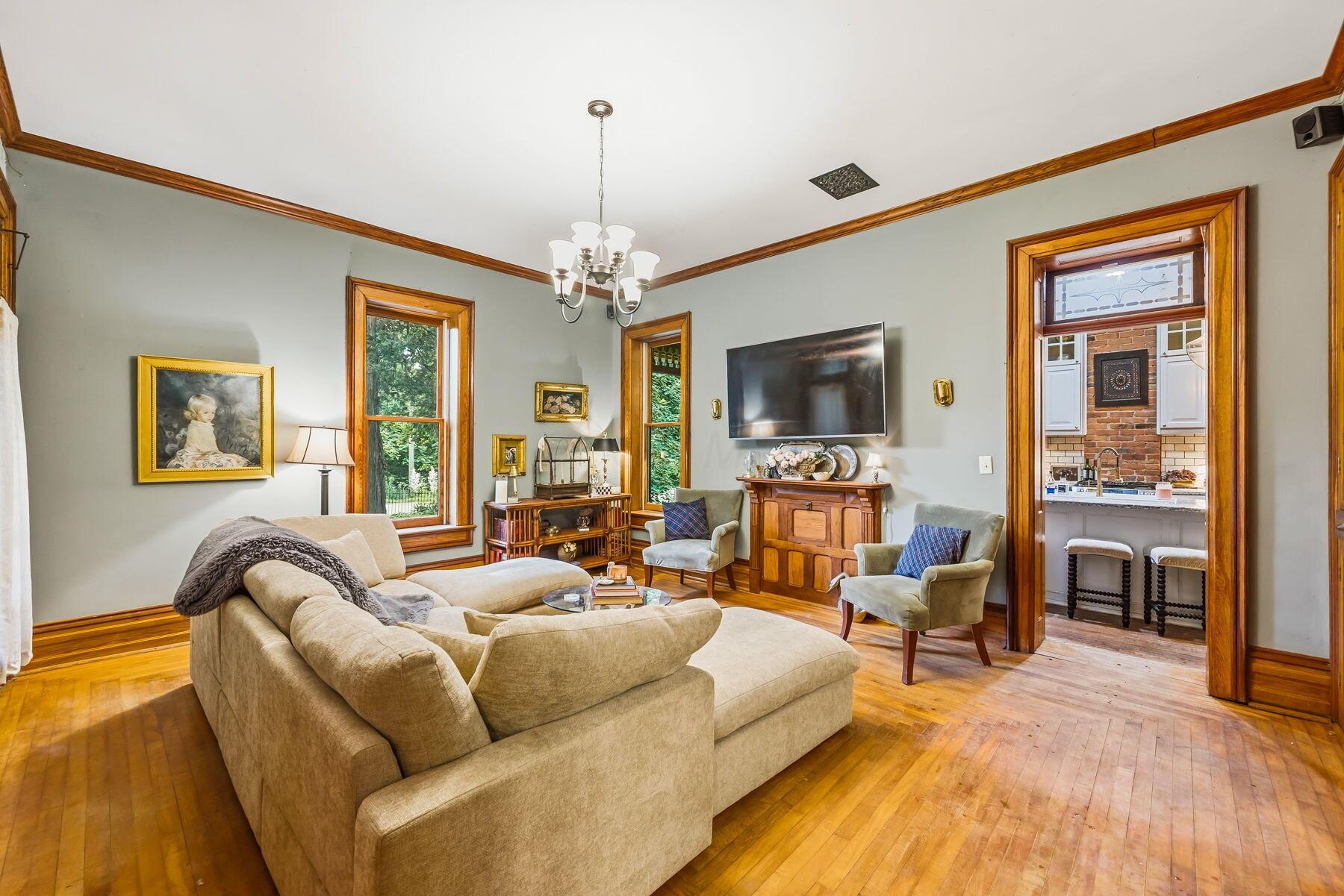 527 E High Street Property Photo 8
