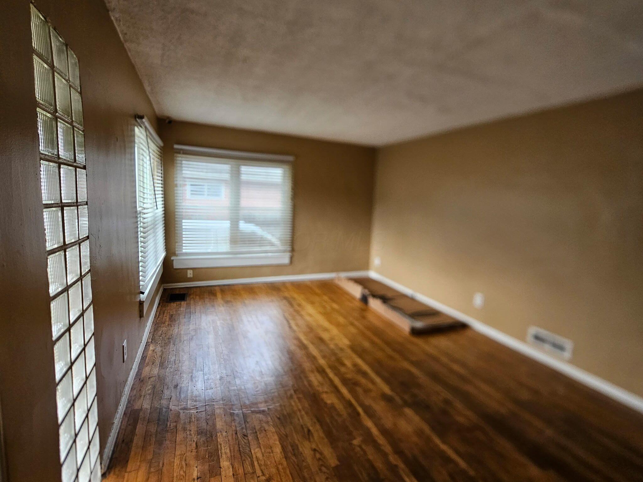 328 S Oakley Avenue Property Photo 6