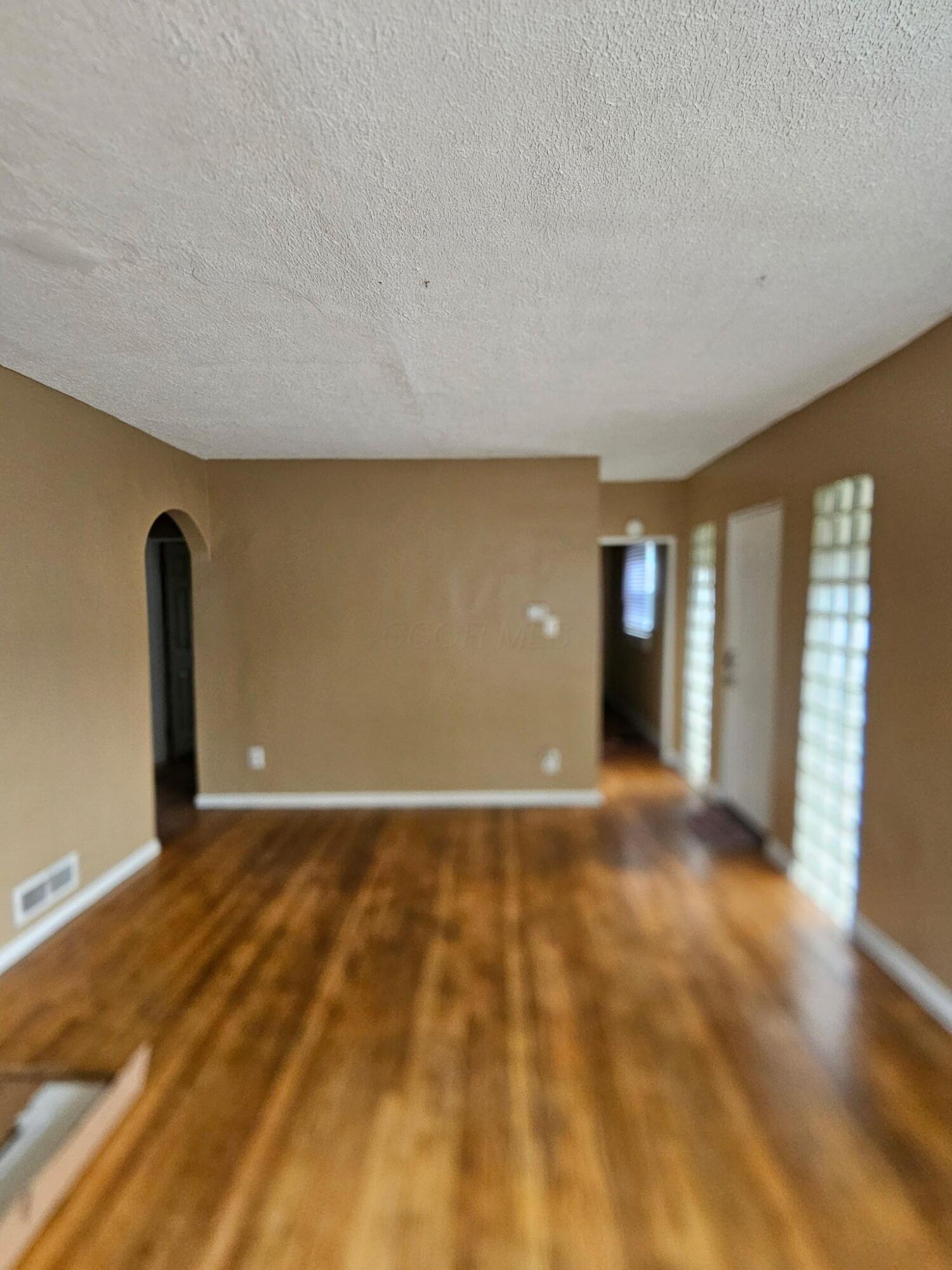328 S Oakley Avenue Property Photo 8