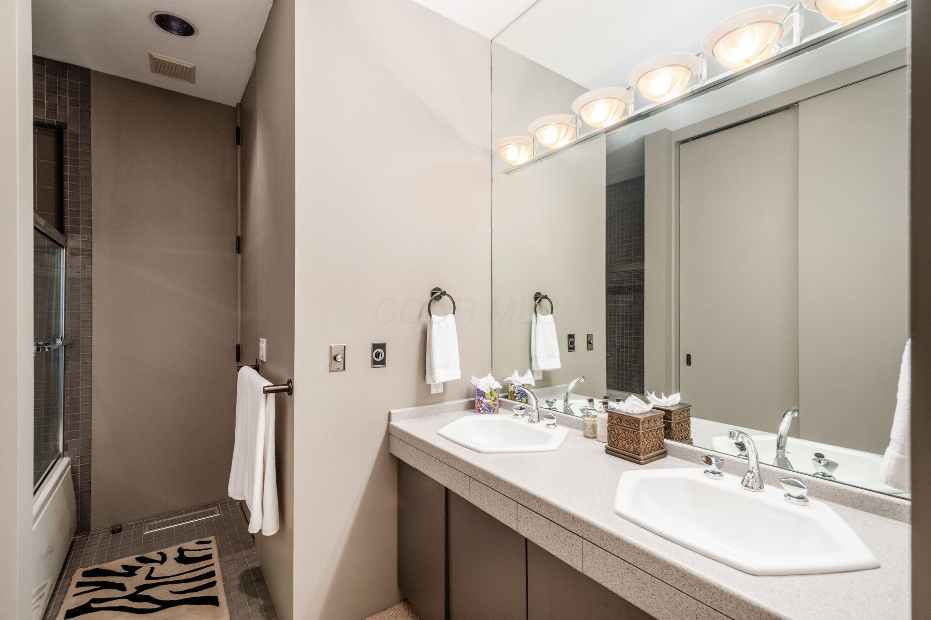 422 N Parkview Avenue Property Photo 45