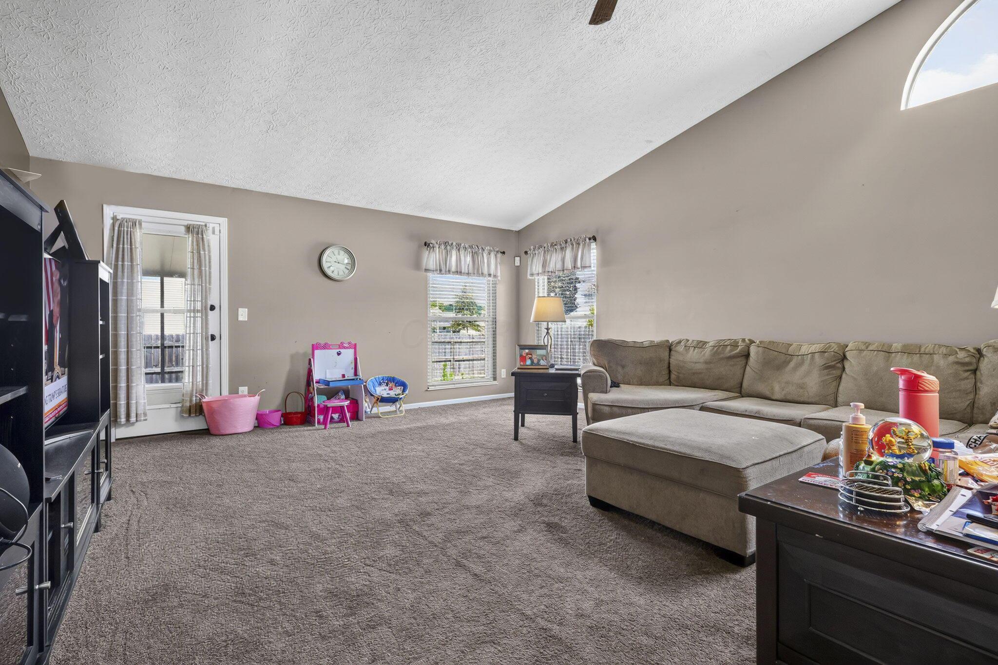 811 Wallinger Drive Property Photo 8