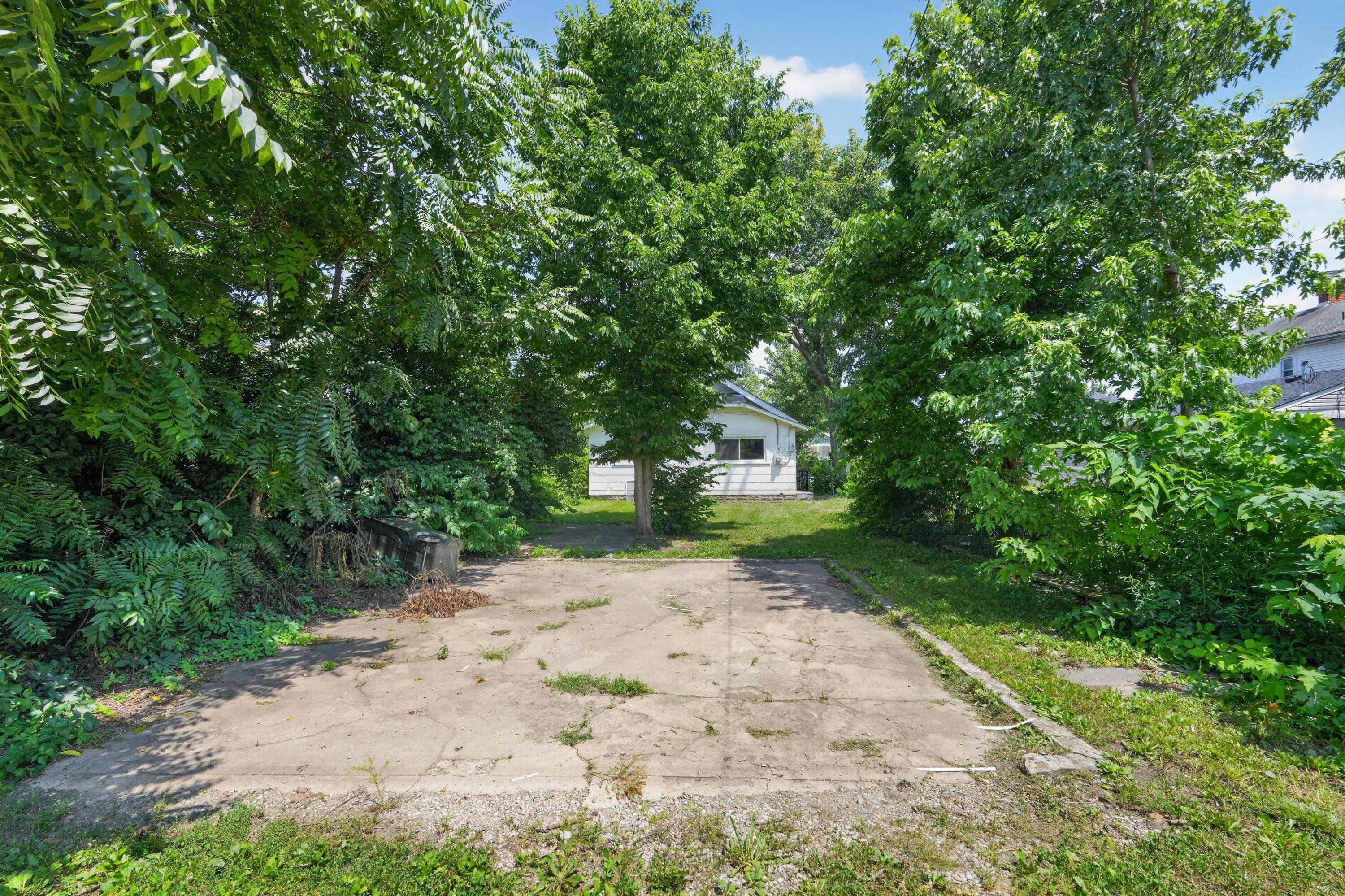 229 S Eureka Avenue Property Photo 4