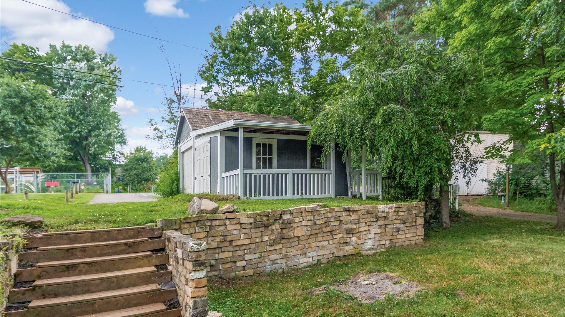 423 Hudson Avenue Property Photo 39