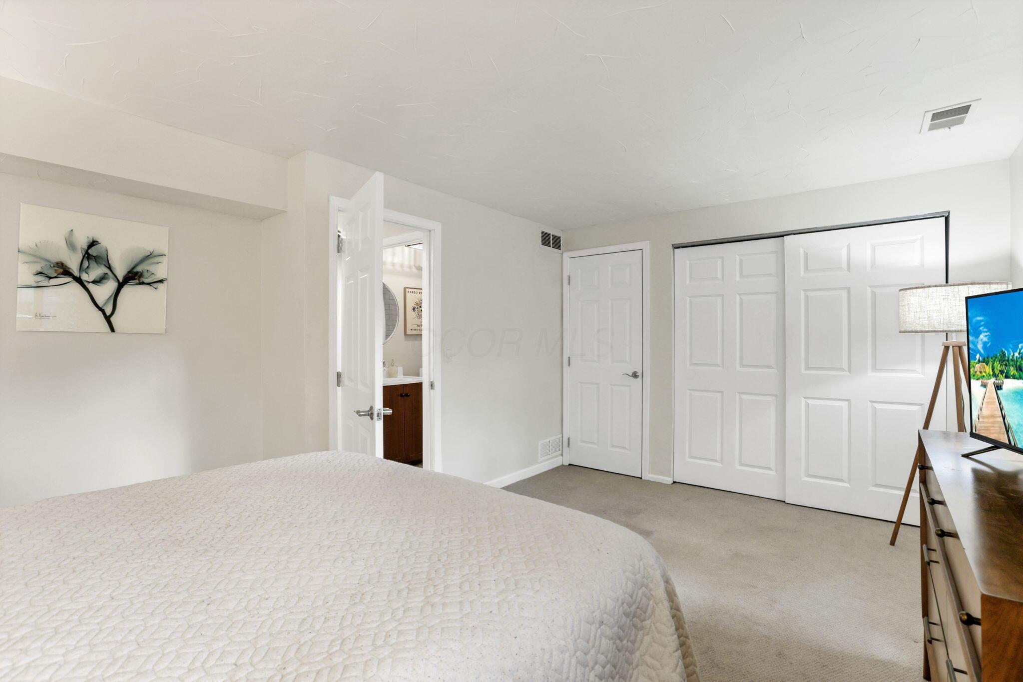 421 E North Street, C1 Property Photo 21