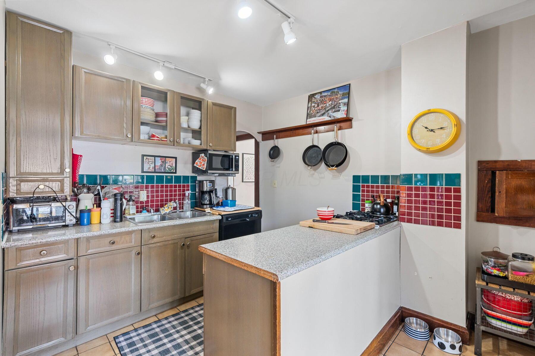 863-865 Beech Street Property Photo 10