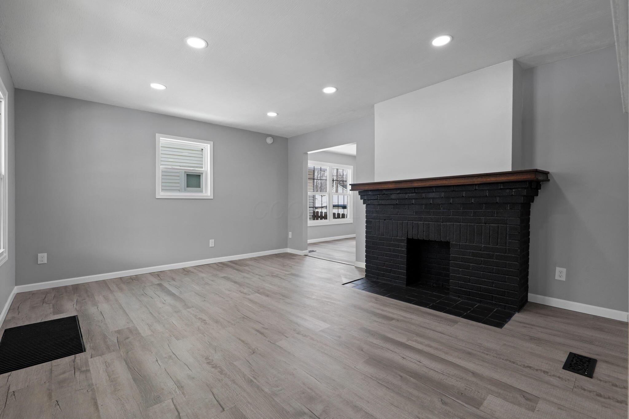 224 N Oakley Avenue Property Photo 8
