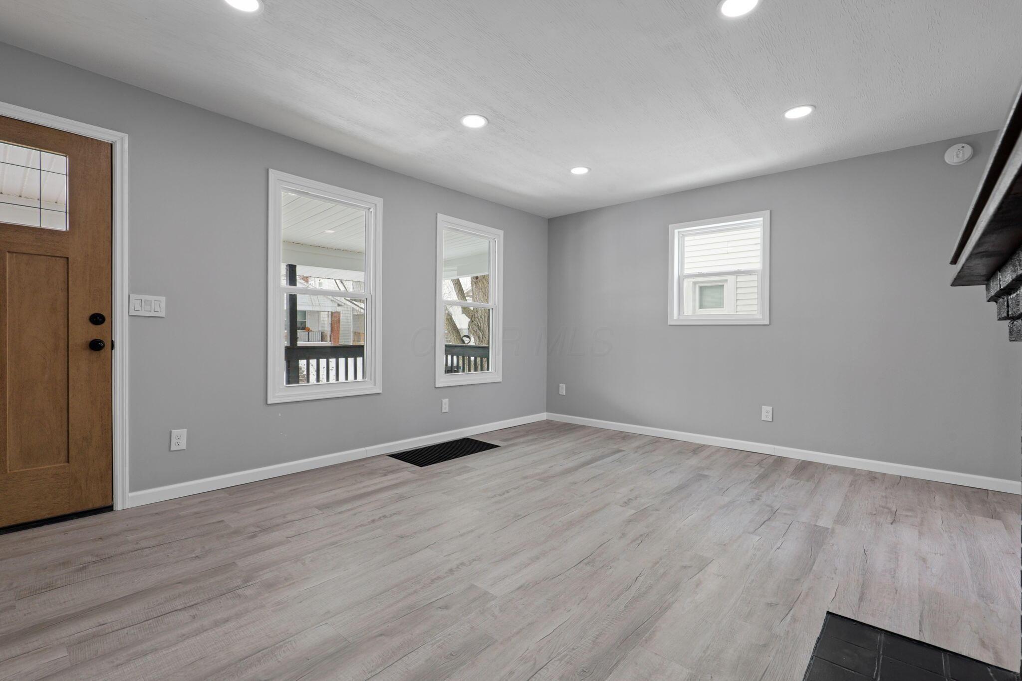 224 N Oakley Avenue Property Photo 9