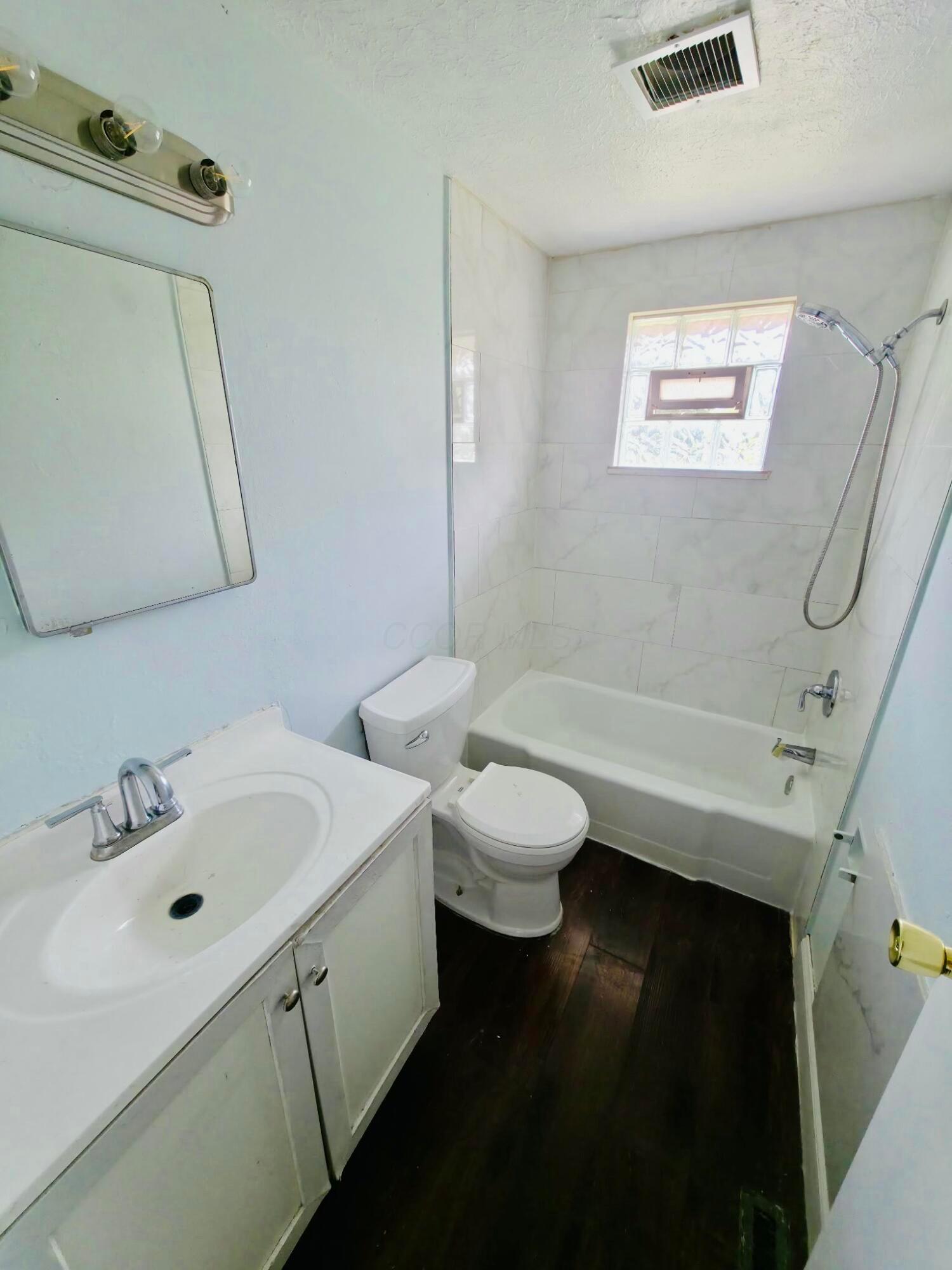 625-627 Wrexham Avenue Property Photo 10