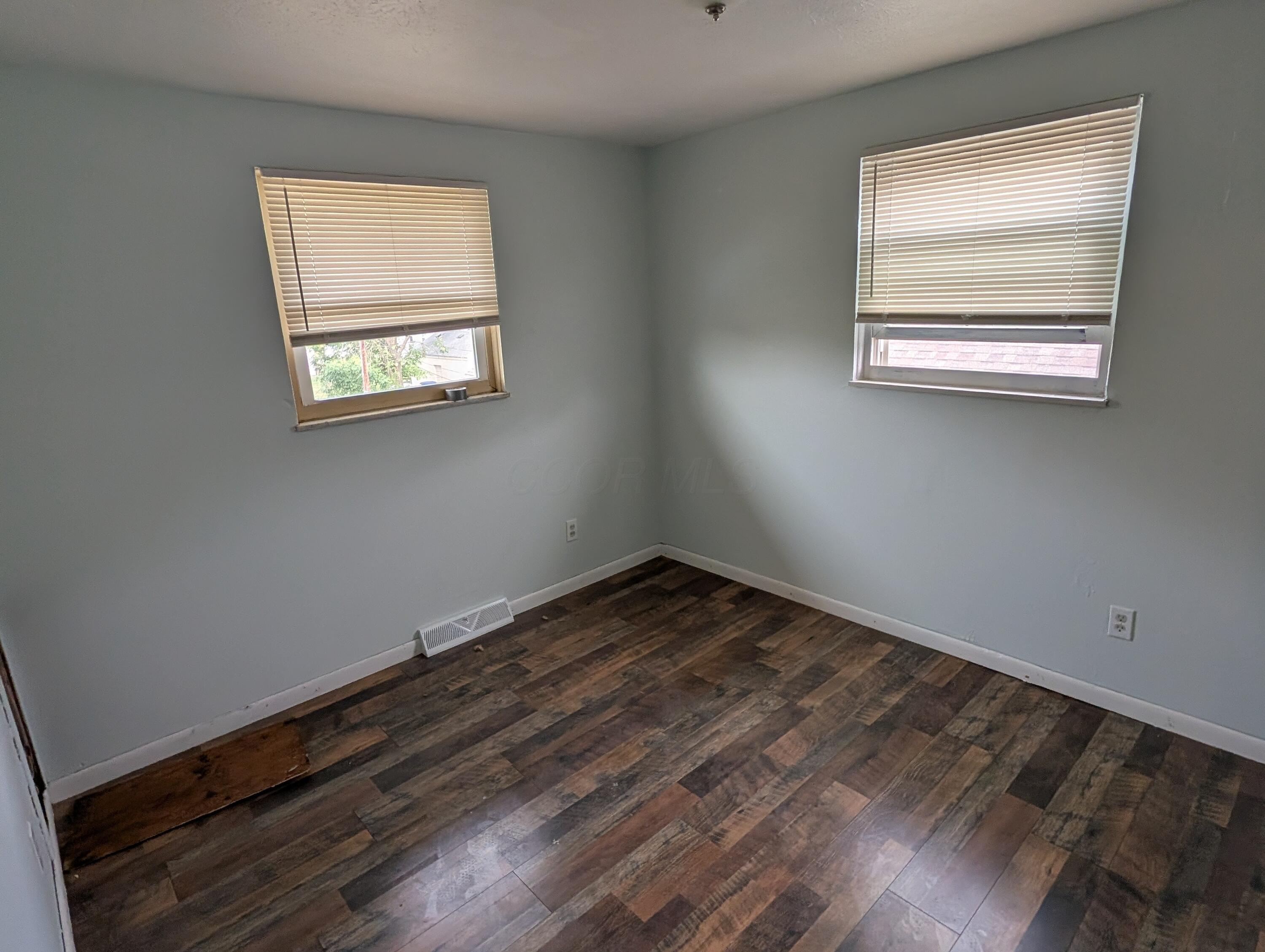 625-627 Wrexham Avenue Property Photo 11