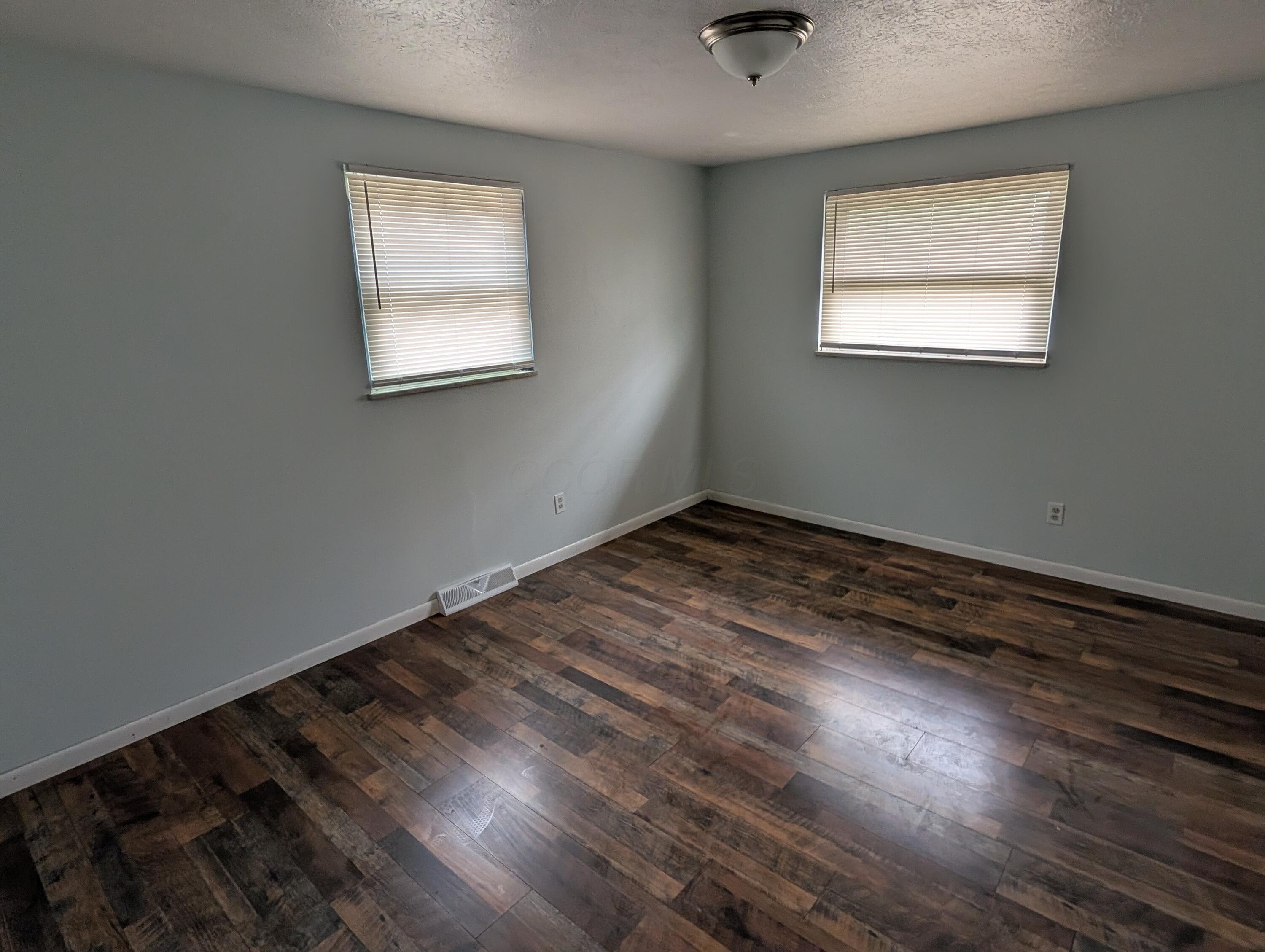 625-627 Wrexham Avenue Property Photo 12