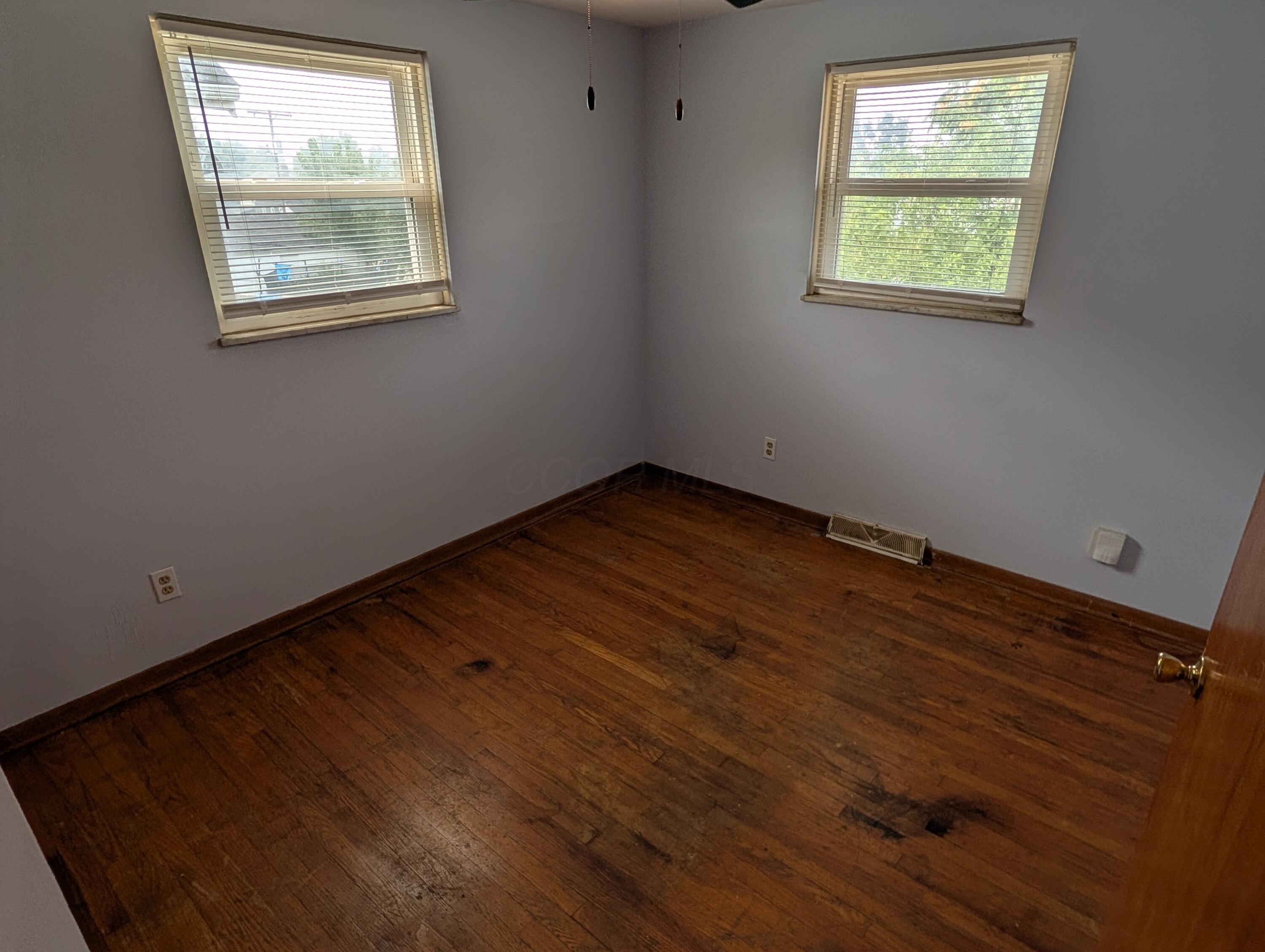 625-627 Wrexham Avenue Property Photo 16